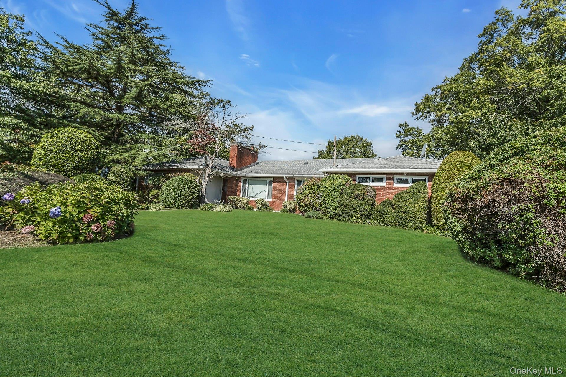 #2 photo, 260 Oakridge Lane, Albertson , NY 11507