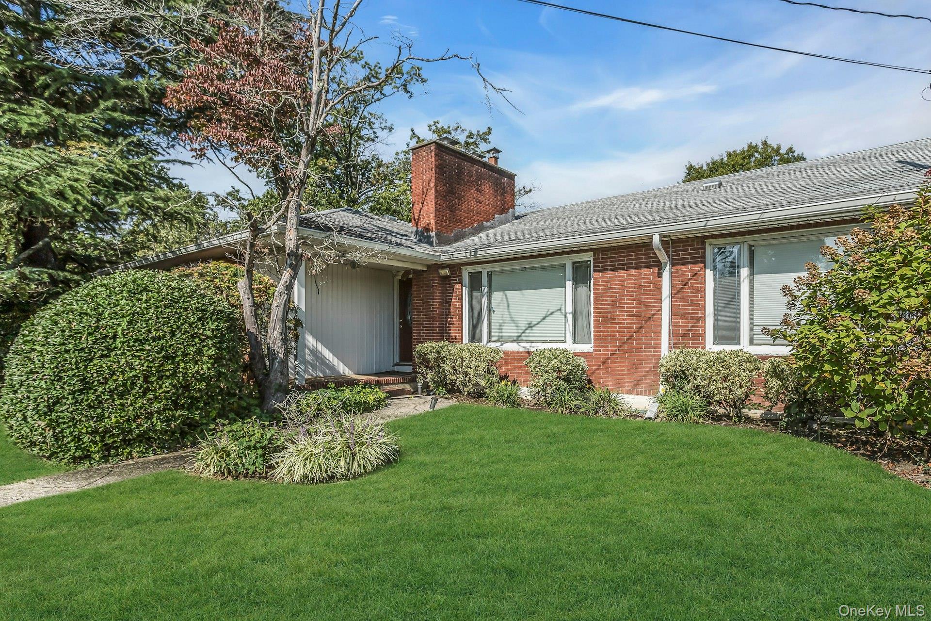 #3 photo, 260 Oakridge Lane, Albertson , NY 11507