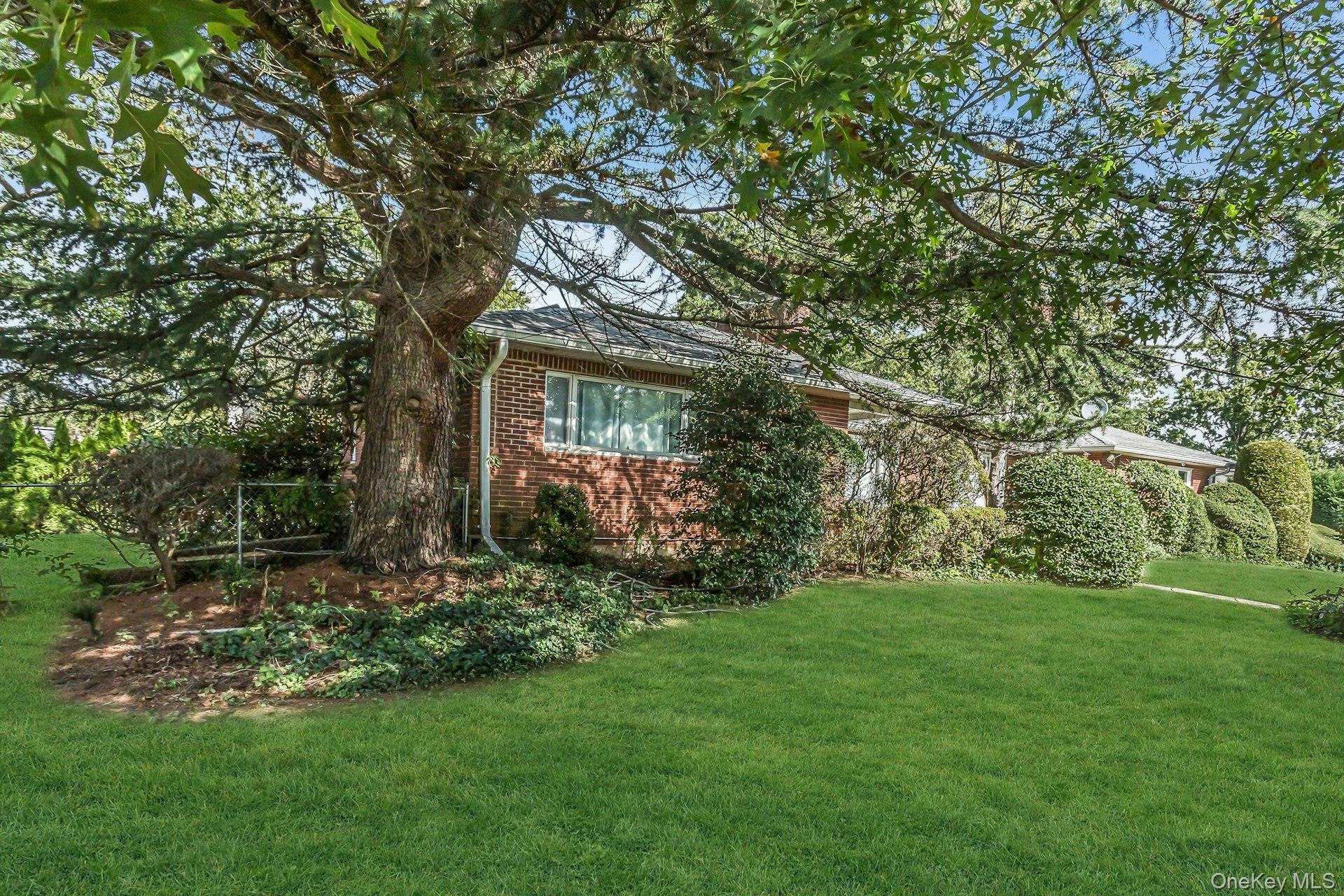 #4 photo, 260 Oakridge Lane, Albertson , NY 11507