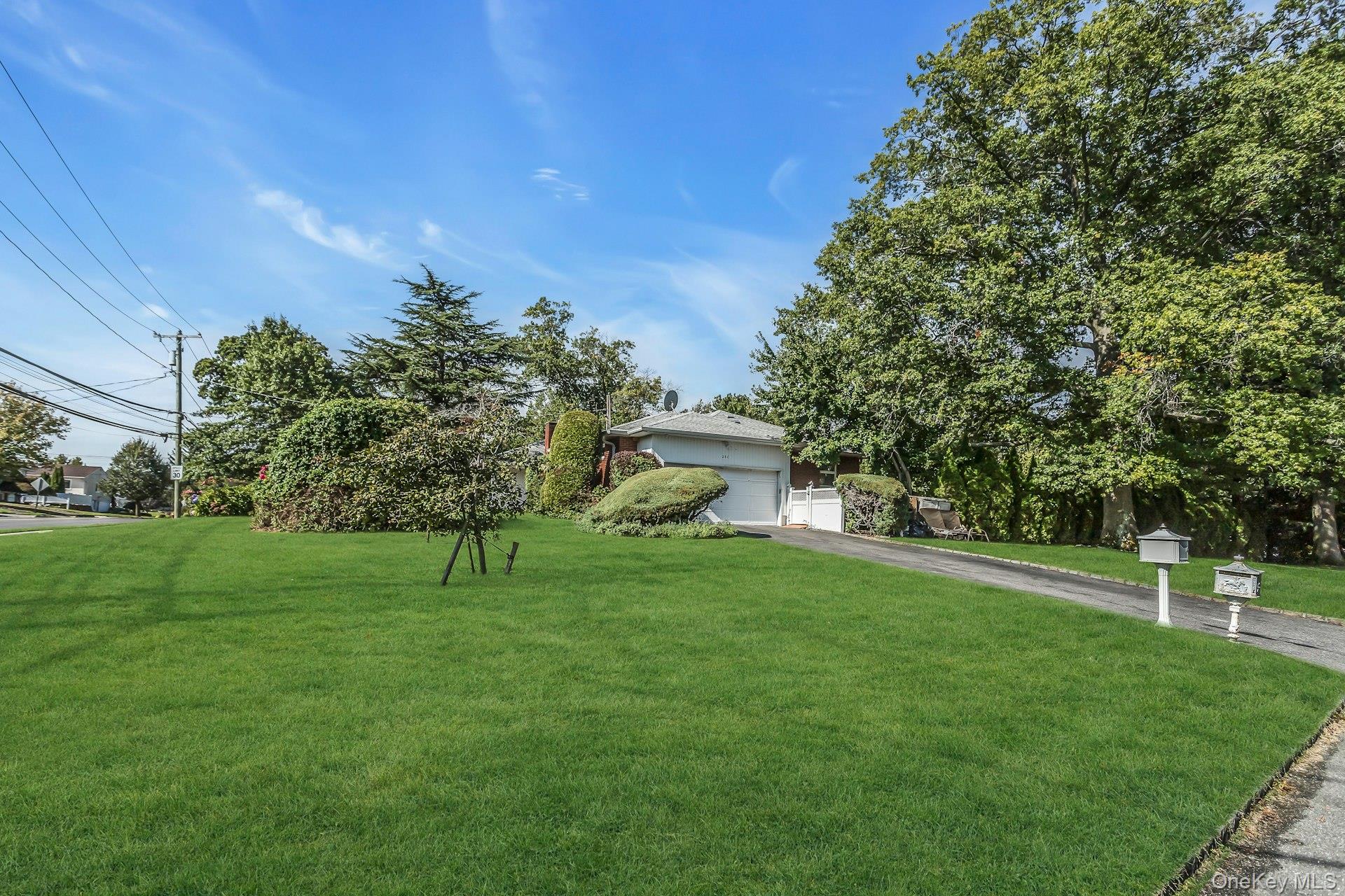 #5 photo, 260 Oakridge Lane, Albertson , NY 11507