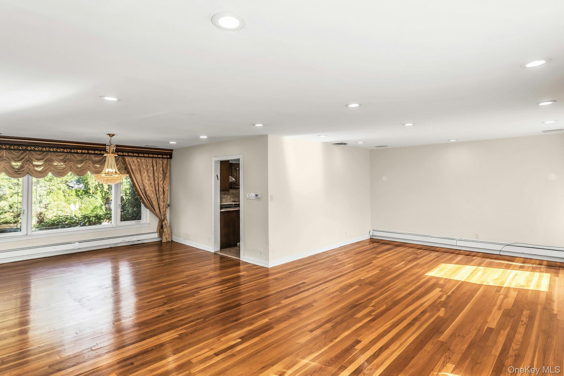 #7 photo, 260 Oakridge Lane, Albertson , NY 11507