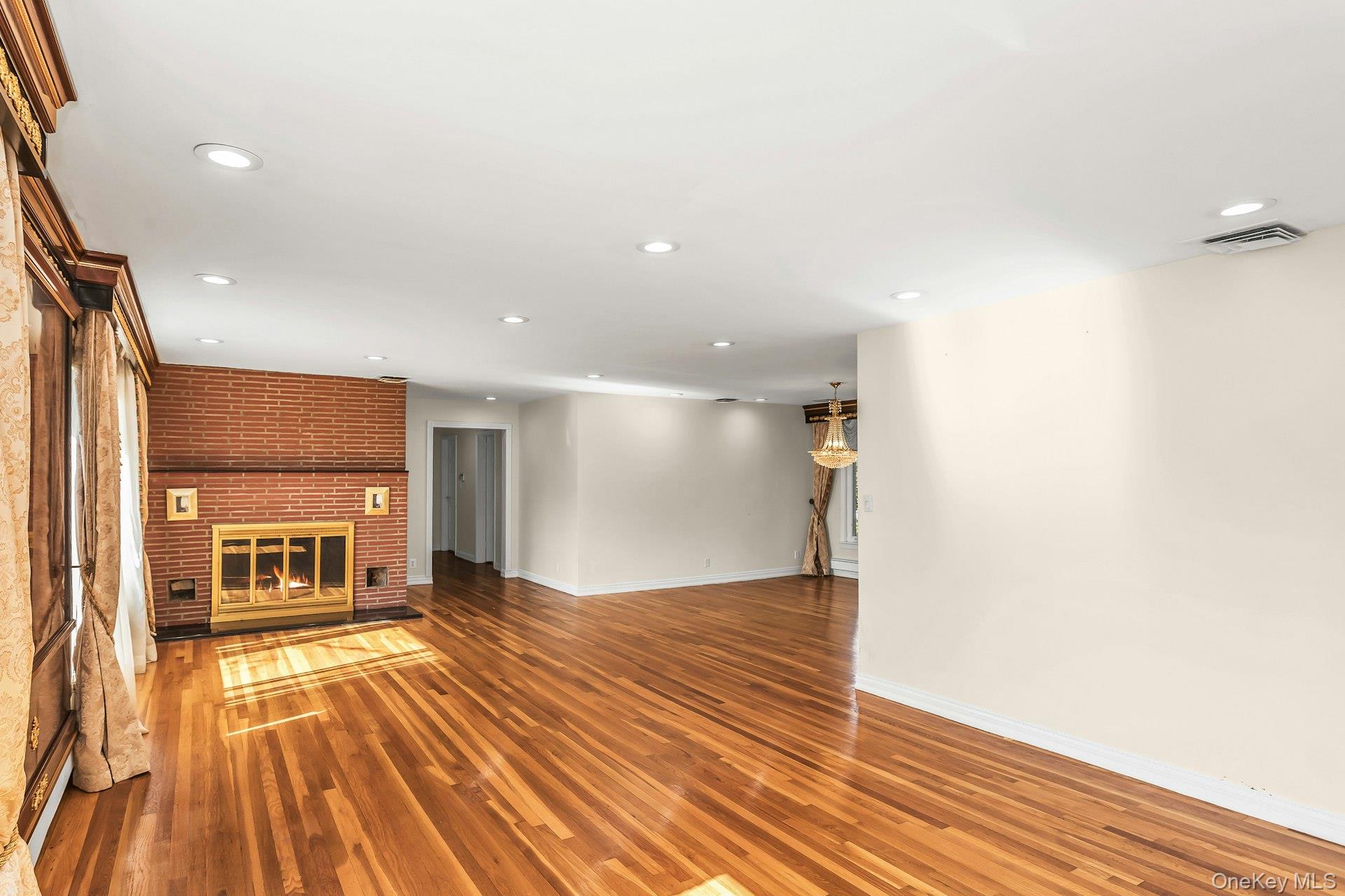 #8 photo, 260 Oakridge Lane, Albertson , NY 11507