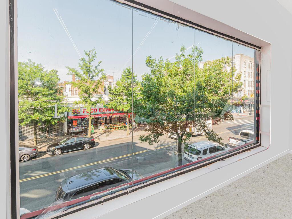 #2 photo, 369 E 204th Street, Bronx , NY 10467