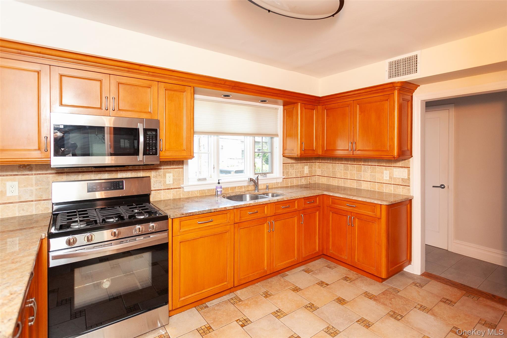 #13 photo, 355 E Beech Street, ナッソー郡 Long Beach , NY 11561