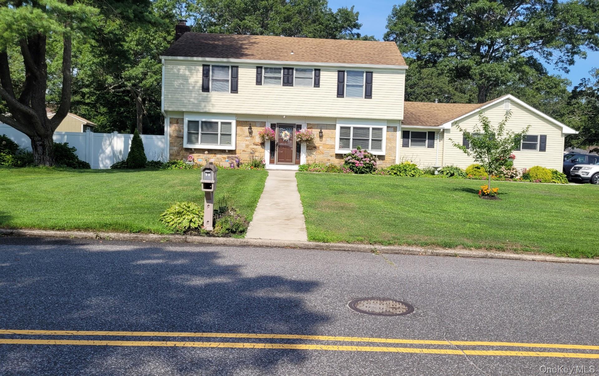 #1 photo, 98 Wedgewood Drive, מחוז סאפוק Coram , NY 11727