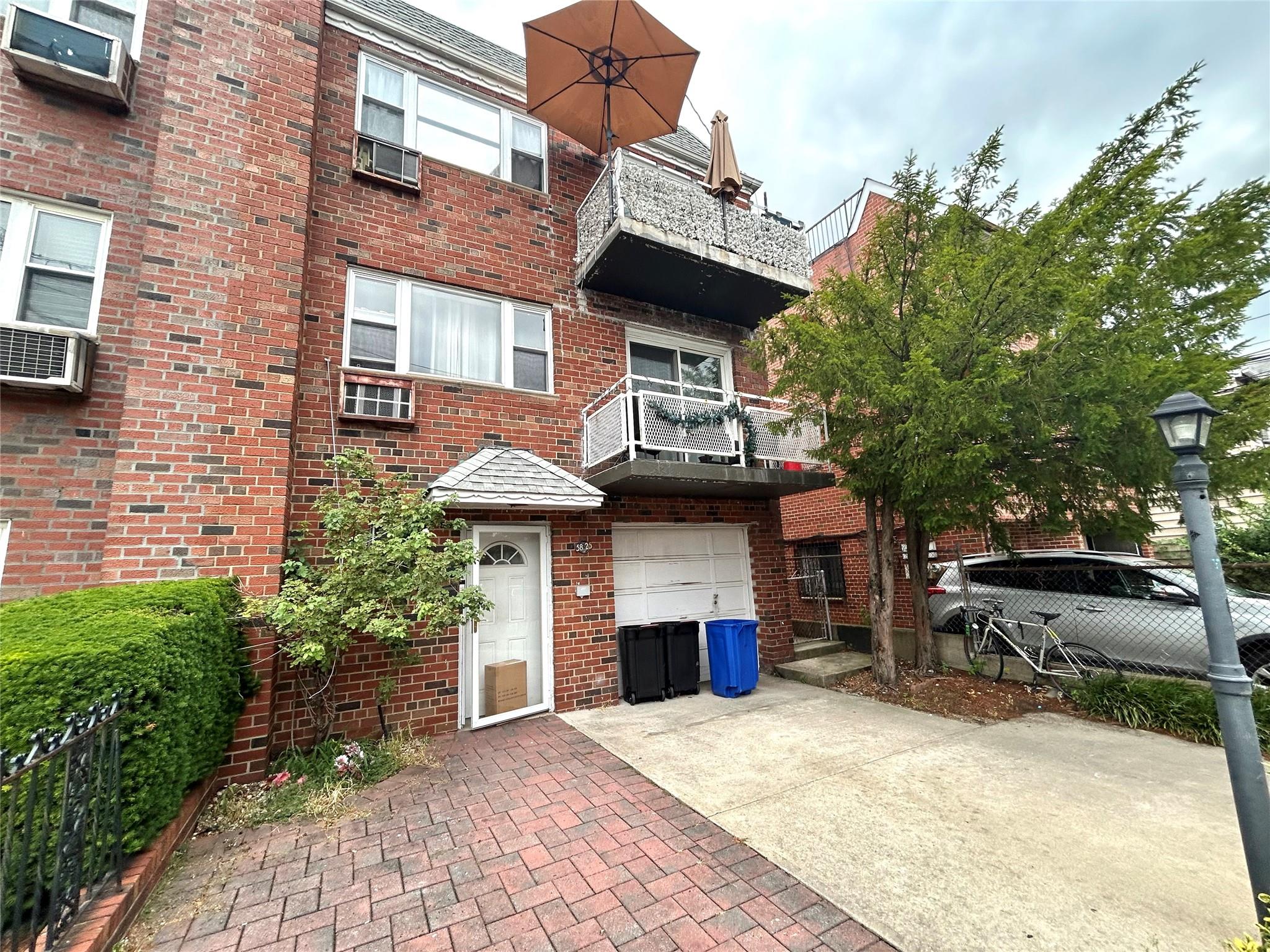 #1 photo, 58-25 83rd Street, कुईंस Middle Village , NY 11379