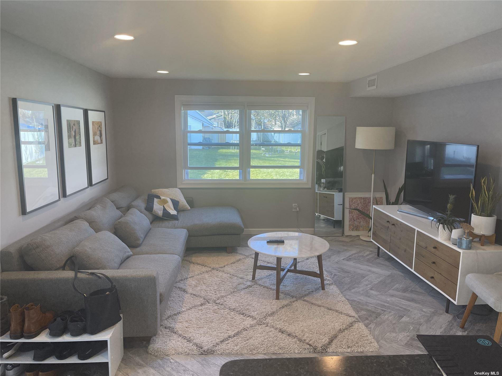 #1 photo, 164 W Nicholai Street, מחוז נסאו Hicksville , NY 11801