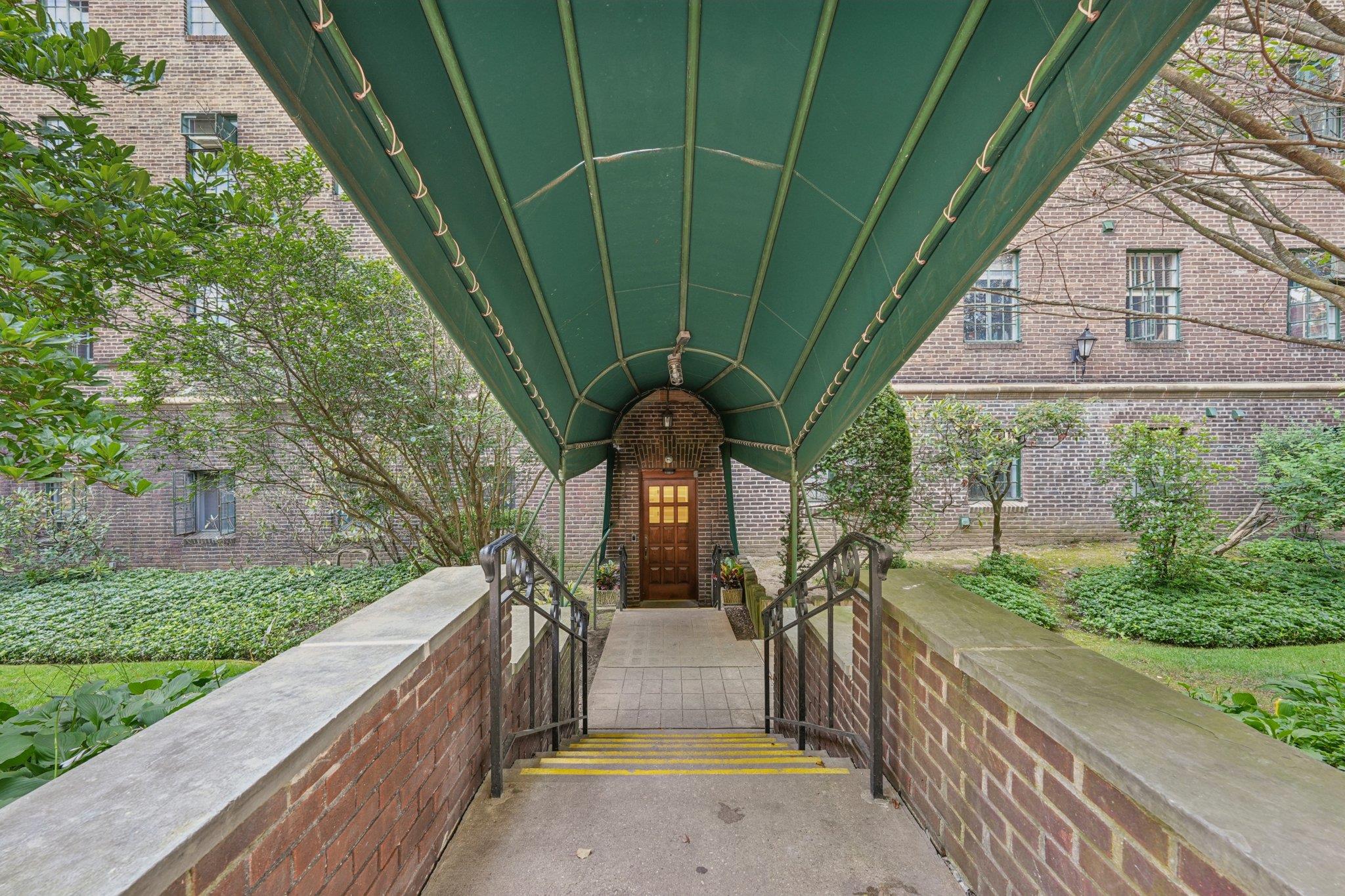 #3 photo, 160 Middle Neck Road, Great Neck , NY 11021