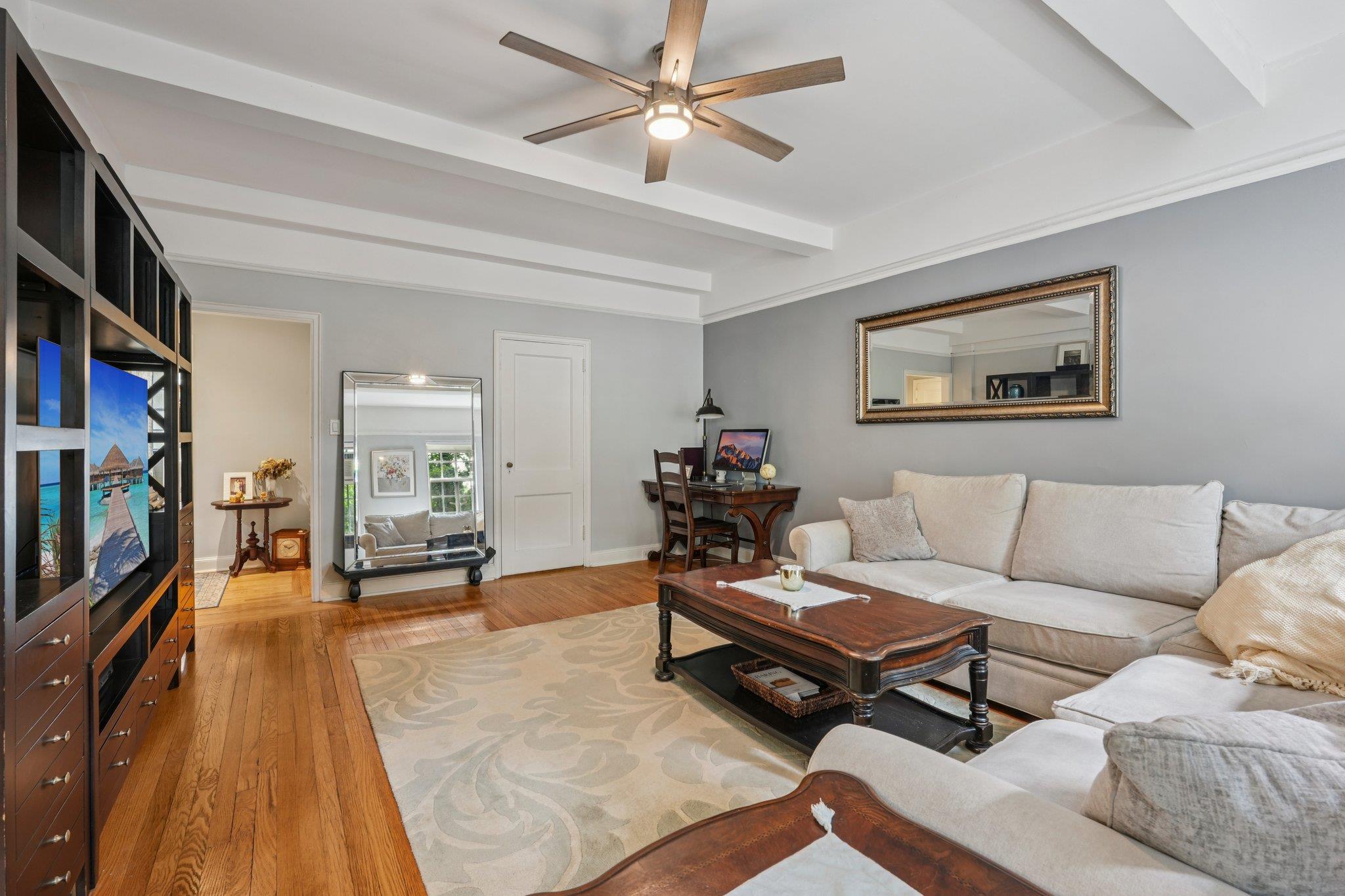 #9 photo, 160 Middle Neck Road, Great Neck , NY 11021