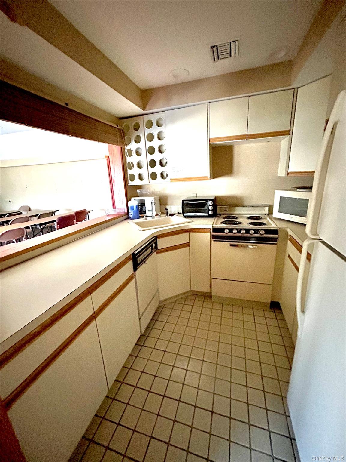 #7 photo, 692 S Wellwood Avenue, Lindenhurst , NY 11757