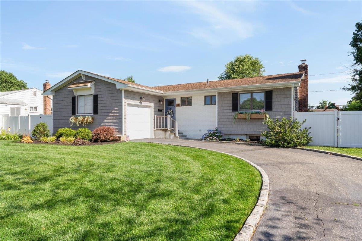 #1 photo, 44 Havemeyer Lane, Commack , NY 11725