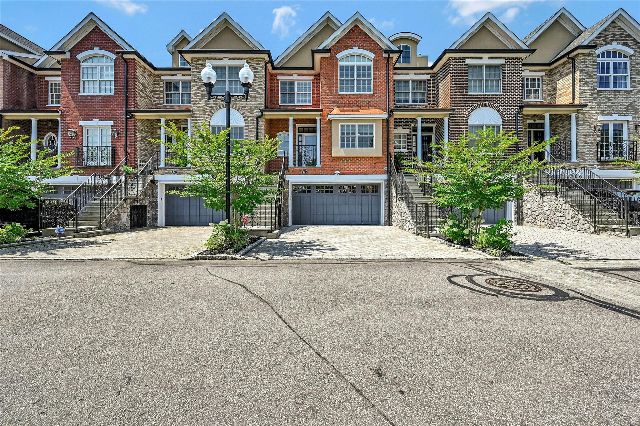 #1 photo, 13 The Preserve, नासाउ काउंटी Woodbury , NY 11797