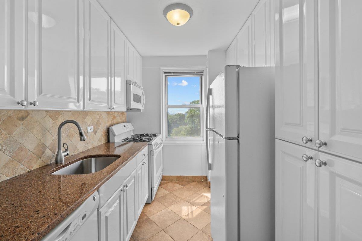 #9 photo, 4525 Henry Hudson Parkway, Bronx , NY 10471