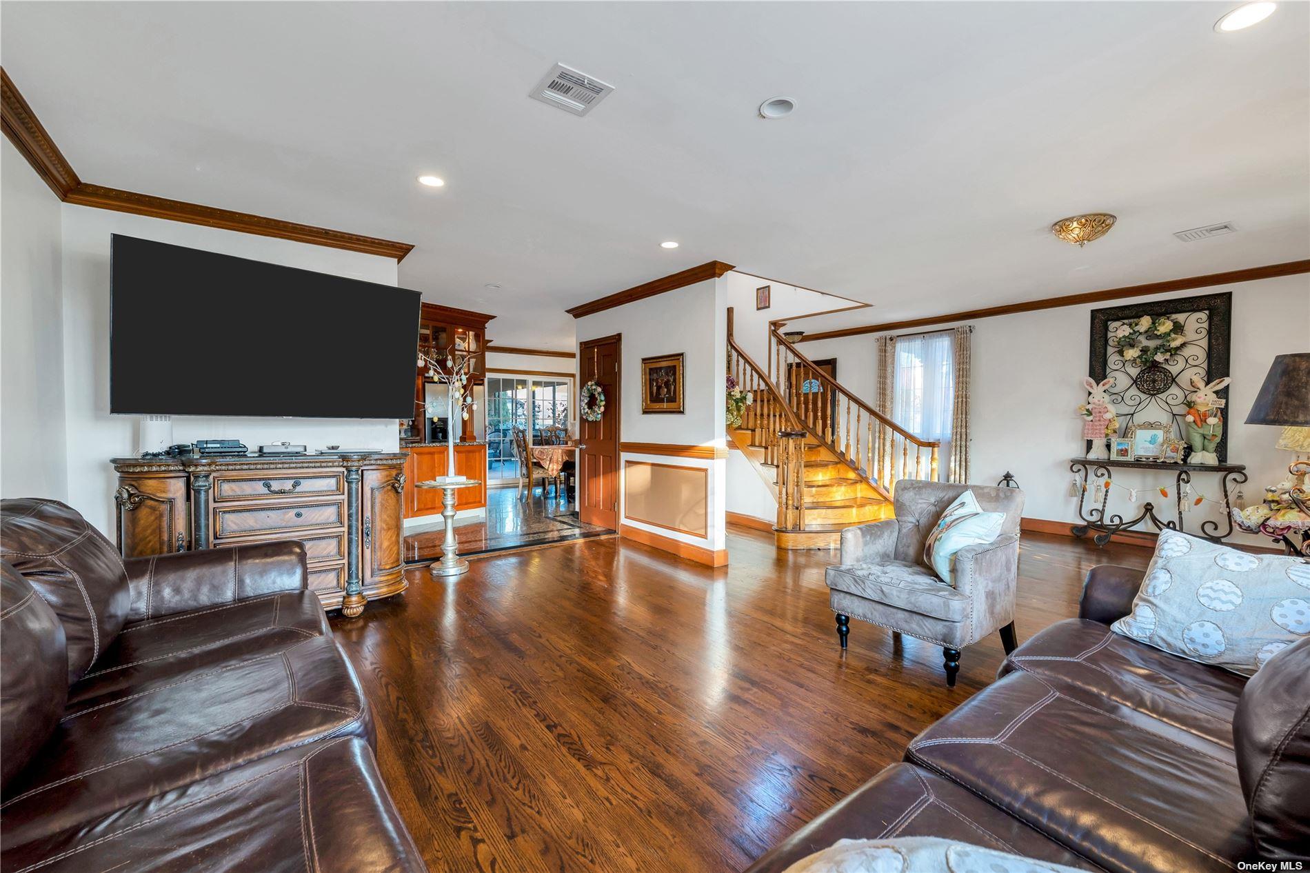 #11 photo, 50-43 192nd Street, फ्रेश मेडॉस Fresh Meadows , NY 11365