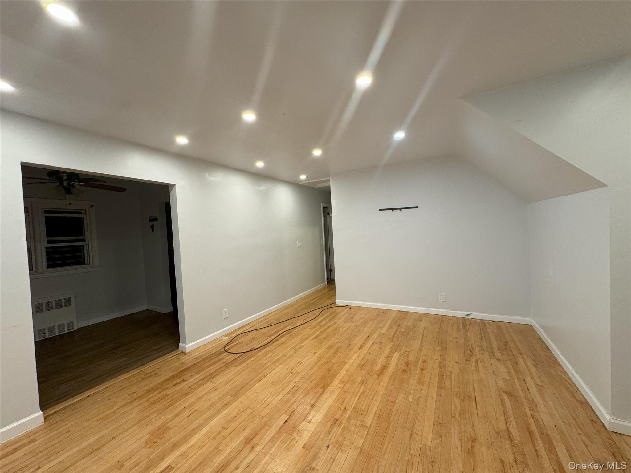 #4 photo, 25519 148th Avenue, कुईंस Rosedale , NY 11422