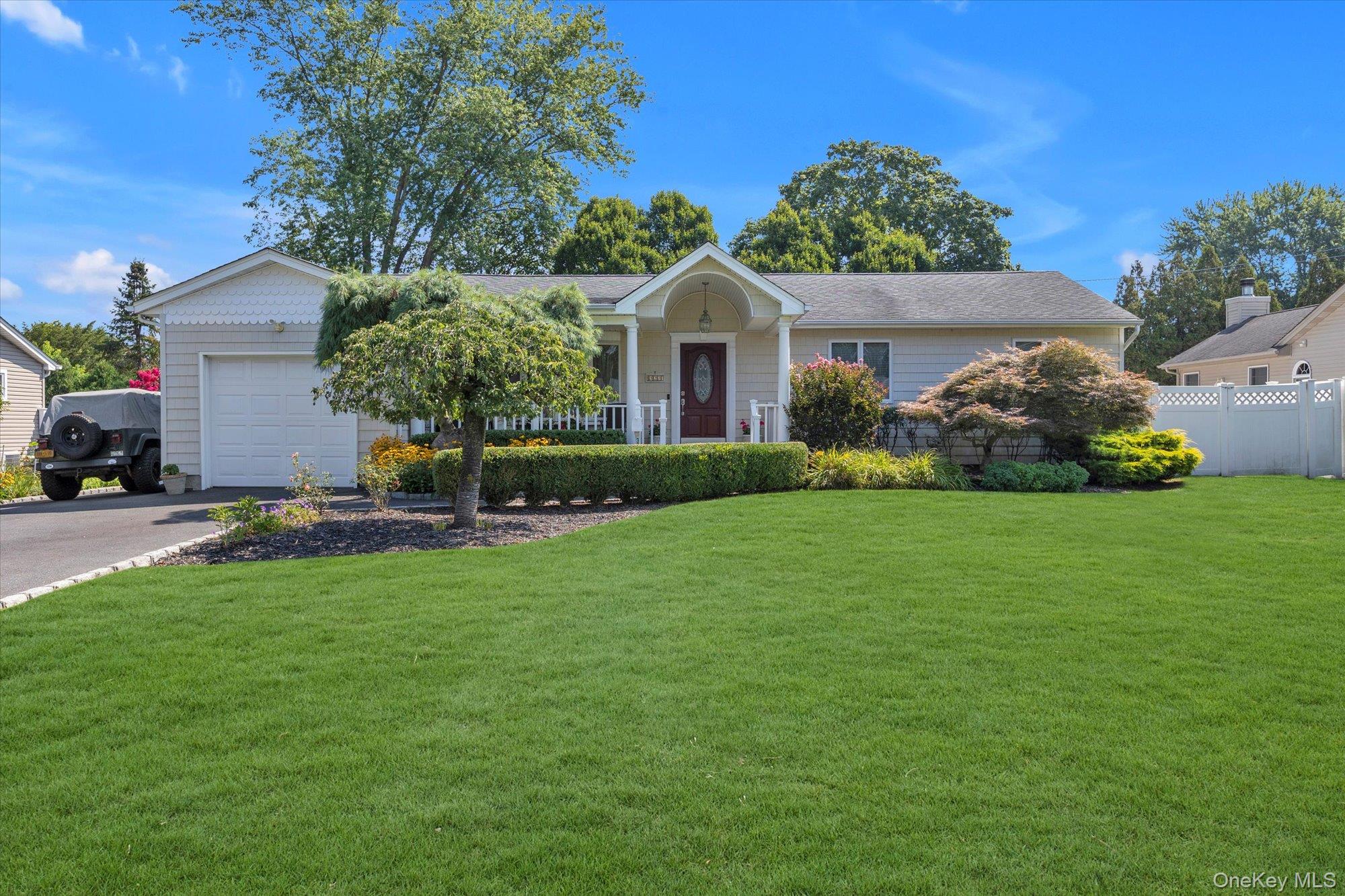 #1 photo, 327 Lowell Rd, سوفولك Sayville , NY 11782