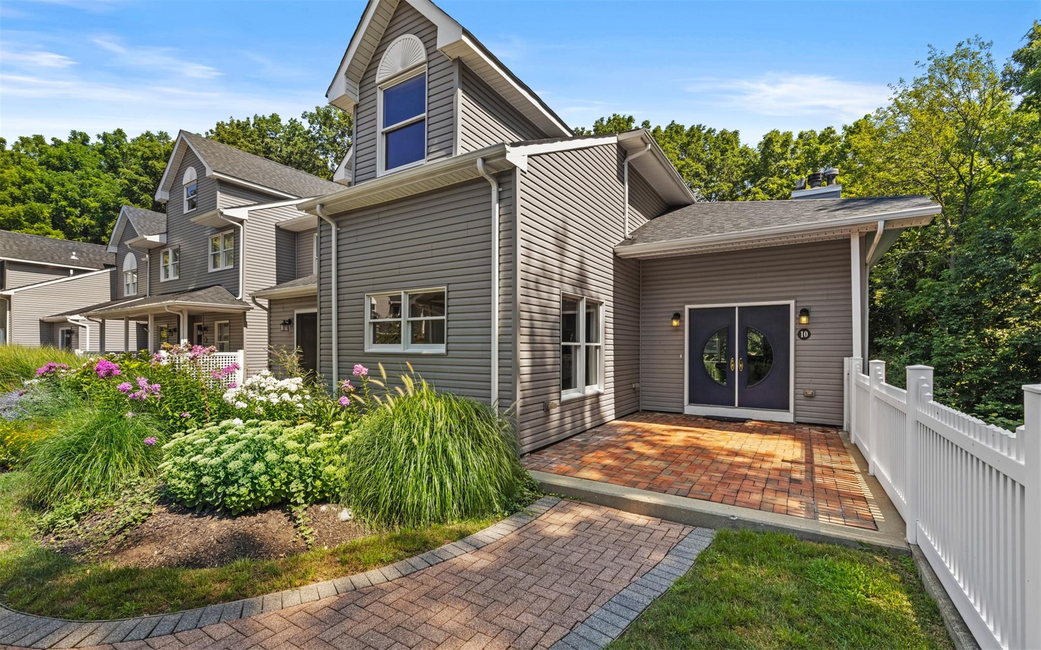 #1 photo, 10 Courtyard Circle, Centerport , NY 11721