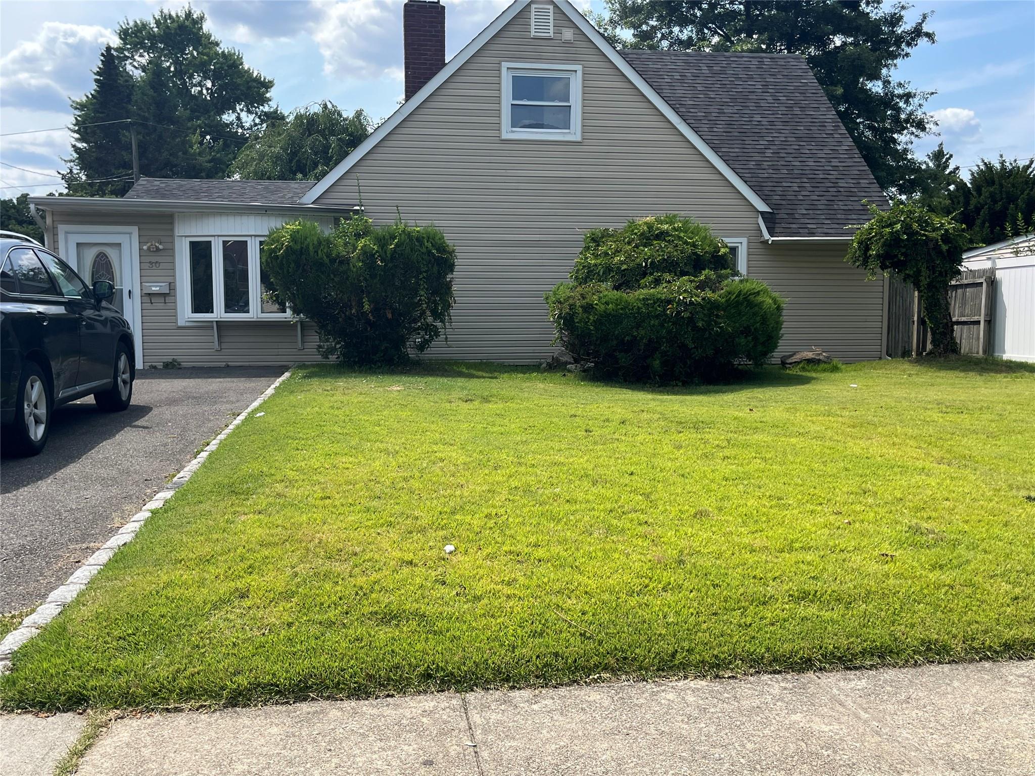 #1 photo, 30 Hedge Lane, מחוז נסאו Westbury , NY 11590