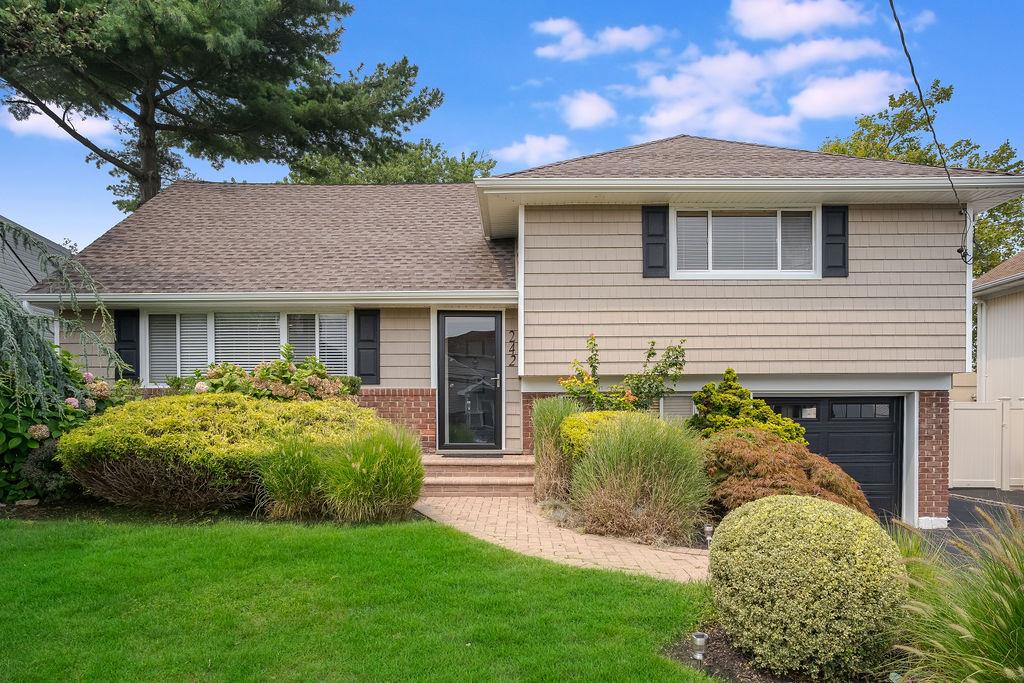 #1 photo, 242 Thompson Avenue, ناسو Oceanside , NY 11572