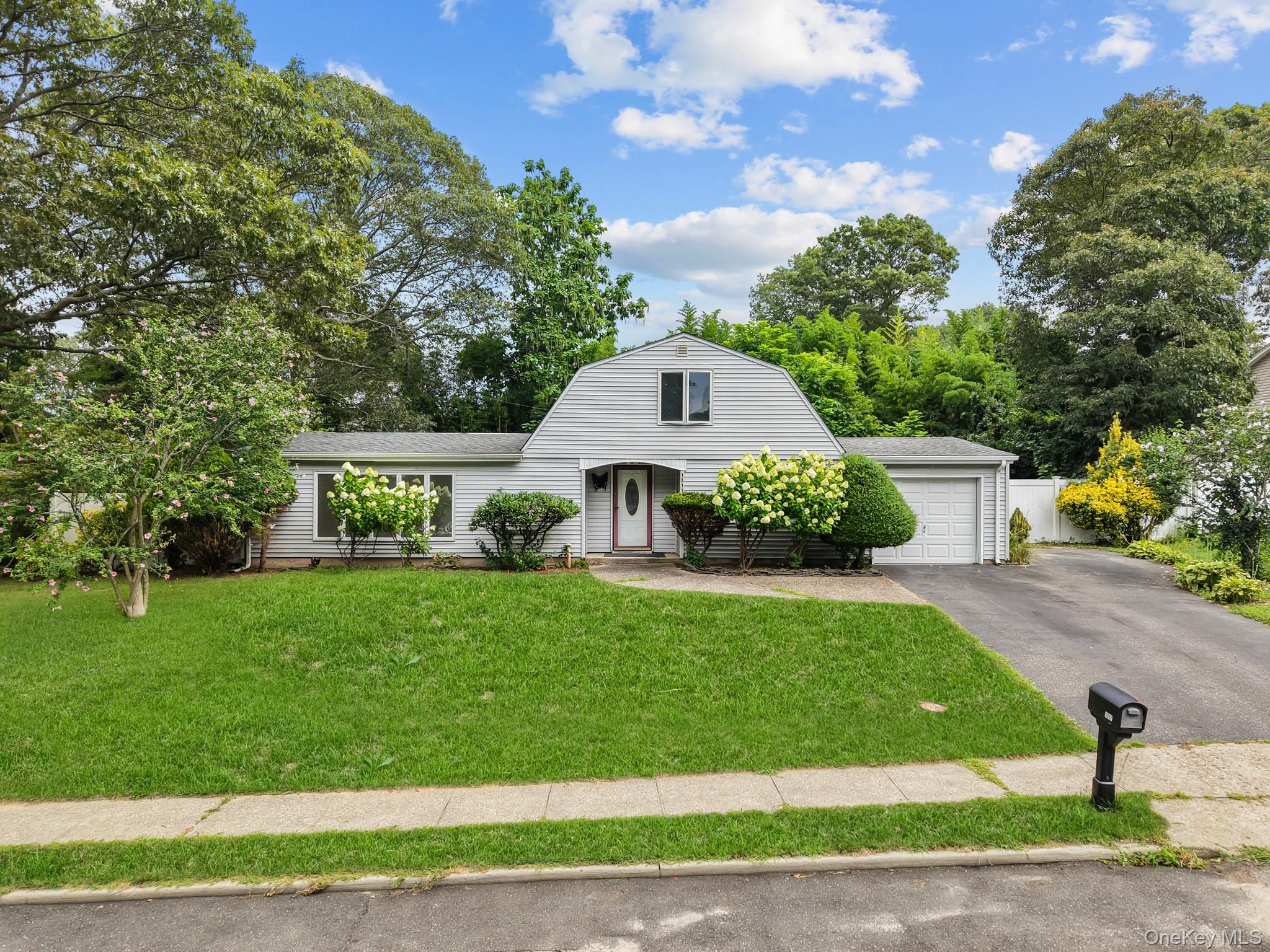 #1 photo, 1317 Waverly Avenue, سوفولك Farmingville , NY 11738