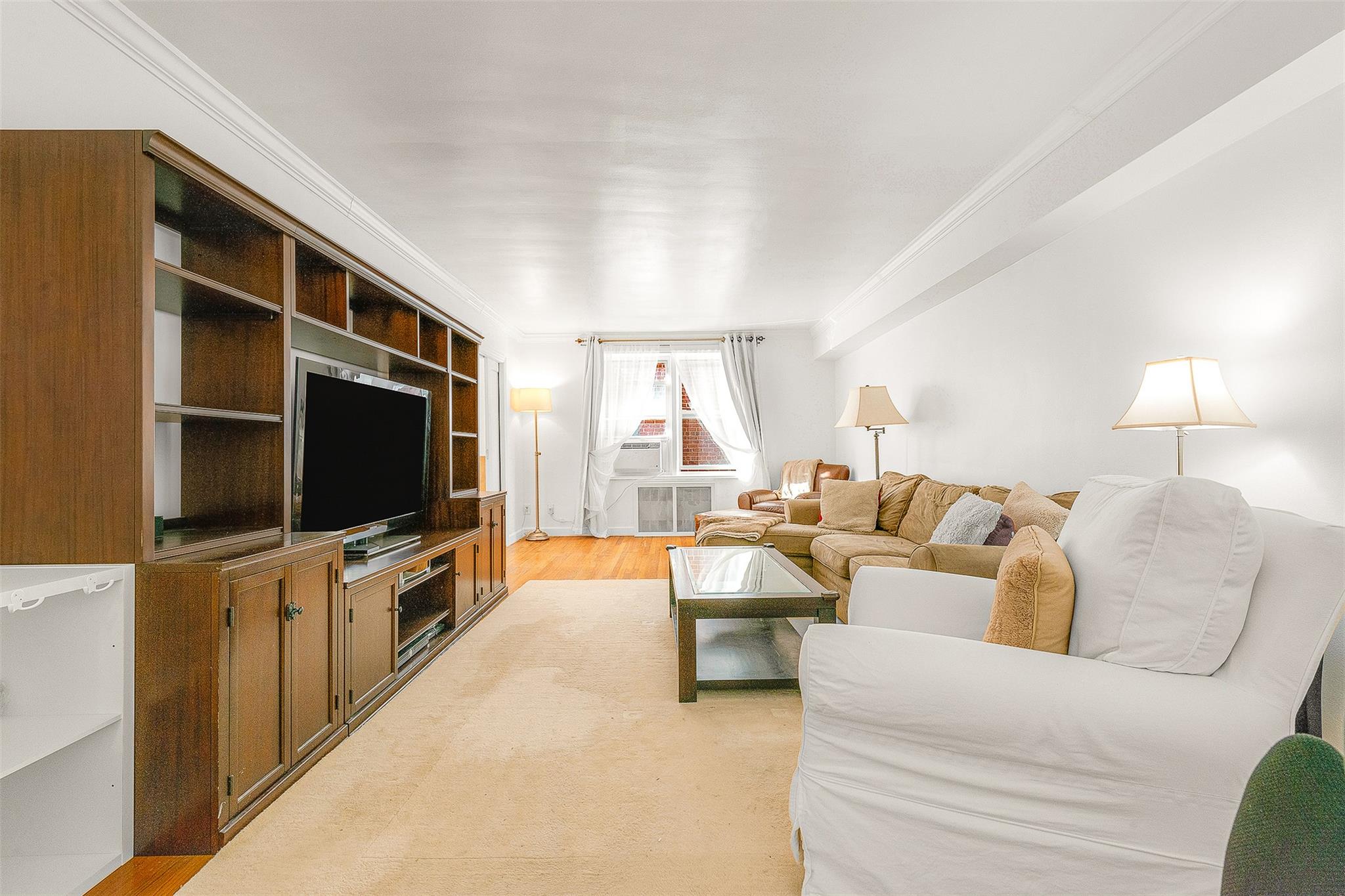 #7 photo, 72-10 112th Street, クイーンズ区 Forest Hills , NY 11375