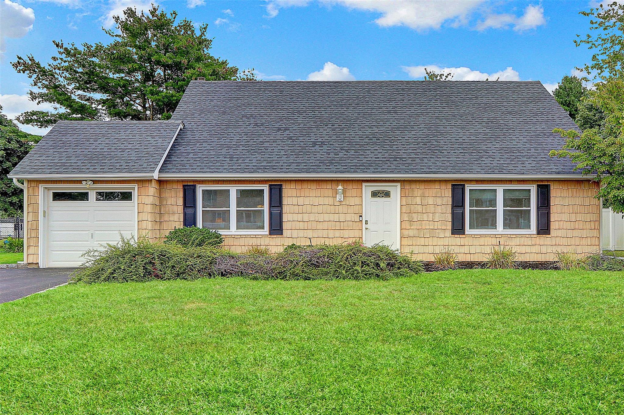 #1 photo, 31 Imperial Drive, サフォーク郡 Miller Place , NY 11764