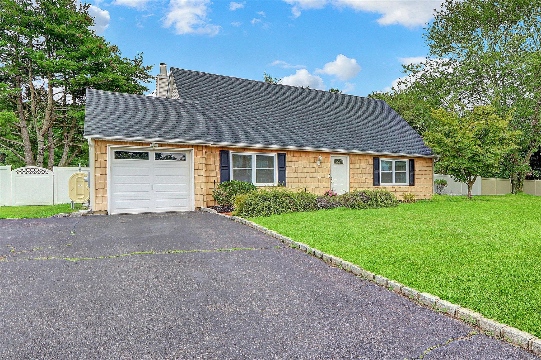 #2 photo, 31 Imperial Drive, サフォーク郡 Miller Place , NY 11764