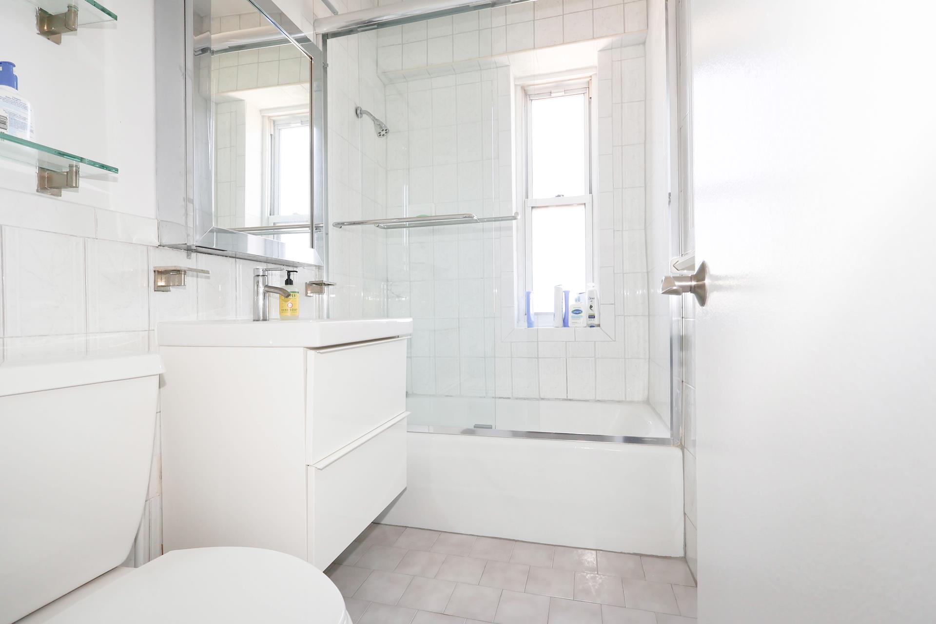 #7 photo, 60 E 8TH Street, マンハッタン Greenwich Village , NY 10003