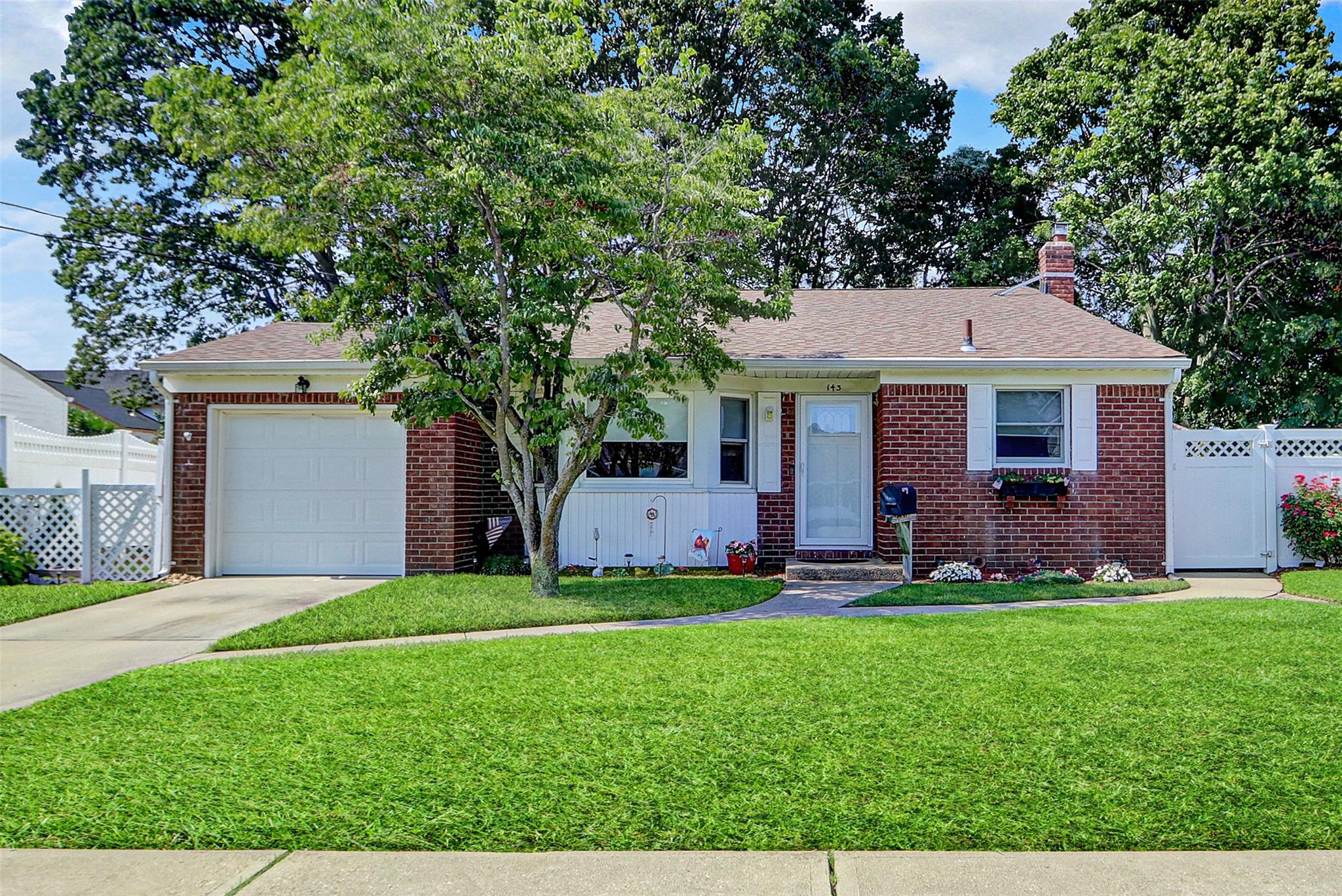 #1 photo, 143 Willard Avenue, नासाउ काउंटी Farmingdale , NY 11735