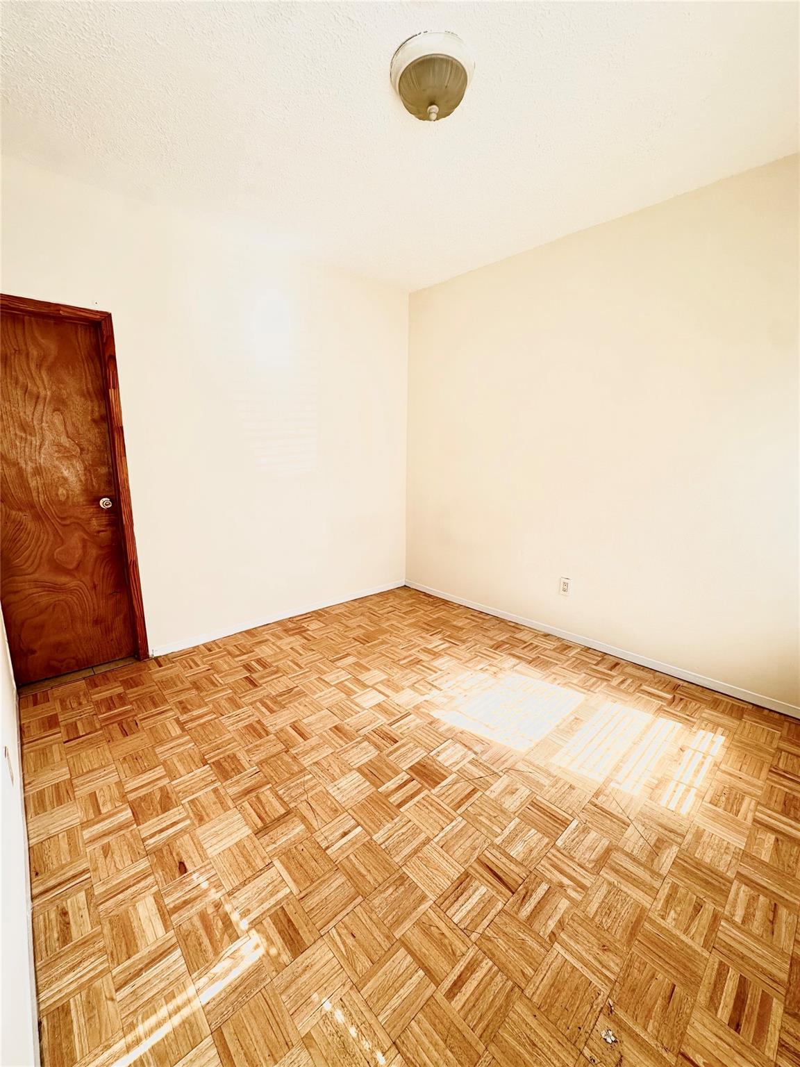 #3 photo, 28-32 37th Street, クイーンズ区 Astoria , NY 11103