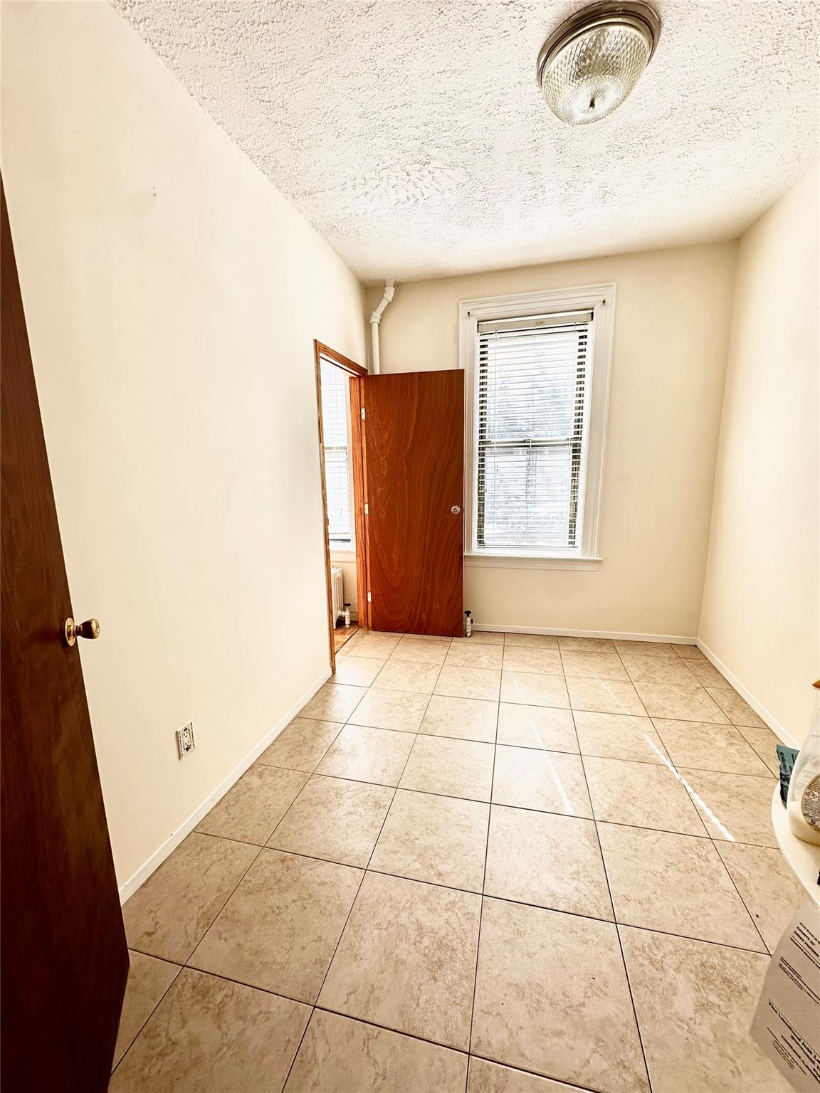 #5 photo, 28-32 37th Street, クイーンズ区 Astoria , NY 11103