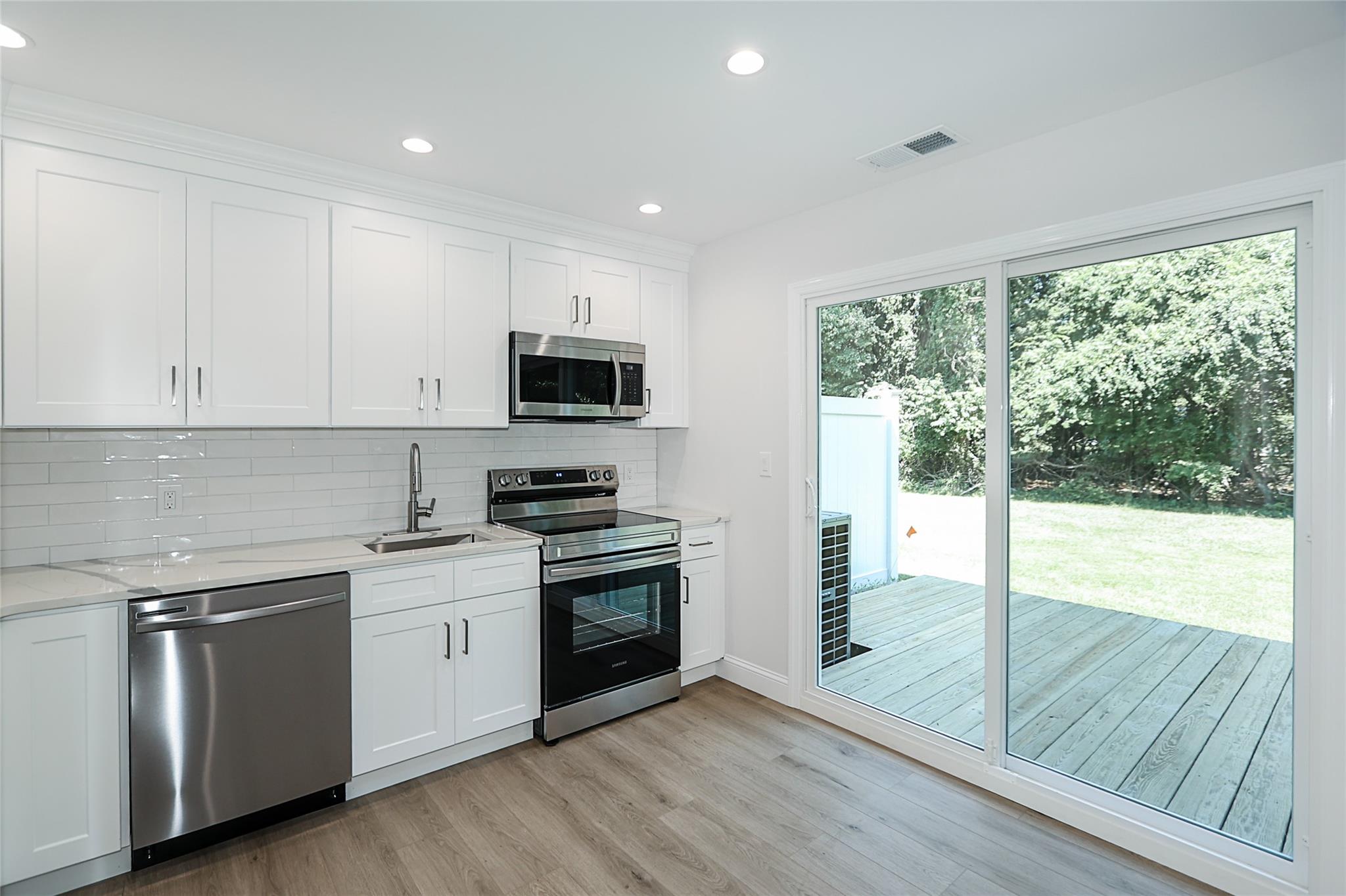 #9 photo, 5 Amesworth Court, Middle Island , NY 11953