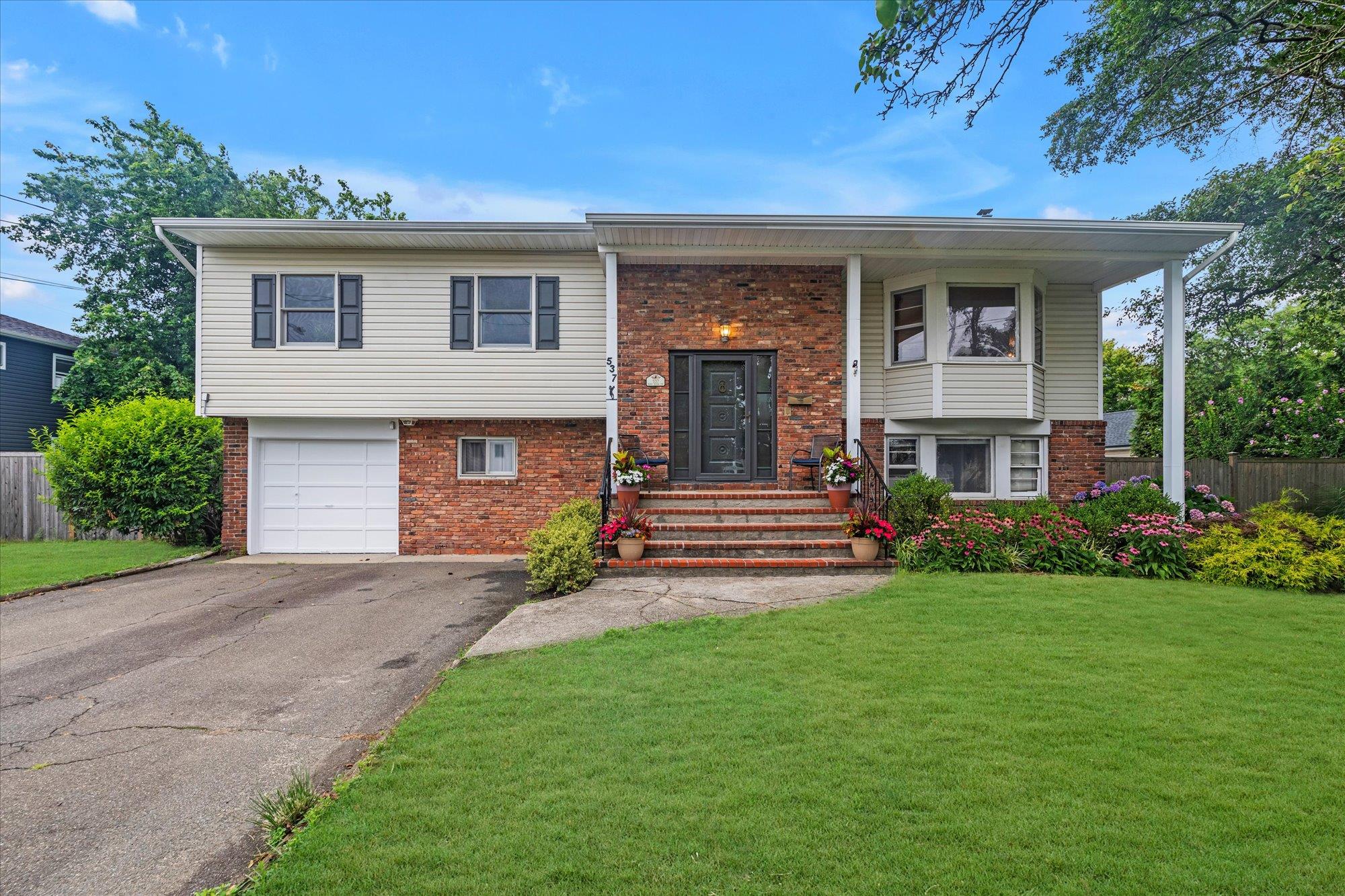 #1 photo, 537 Bay 5th Street, سوفولك West Islip , NY 11795