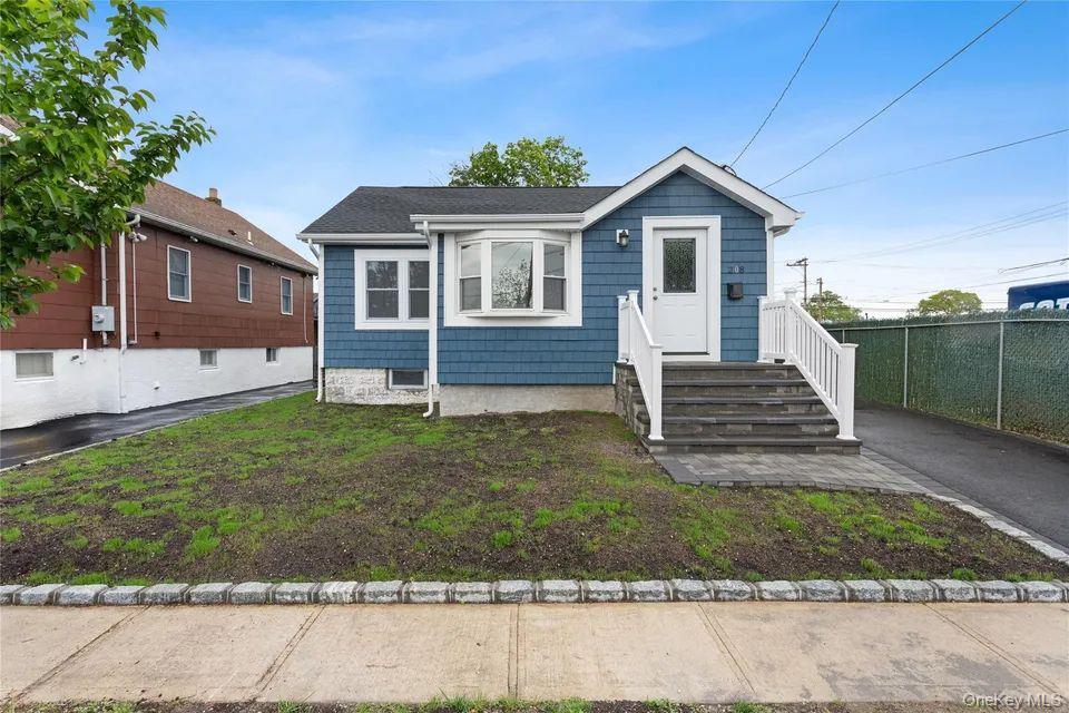 #1 photo, 208 W Alhambra Avenue, 롱 아일랜드 Lindenhurst , NY 11757