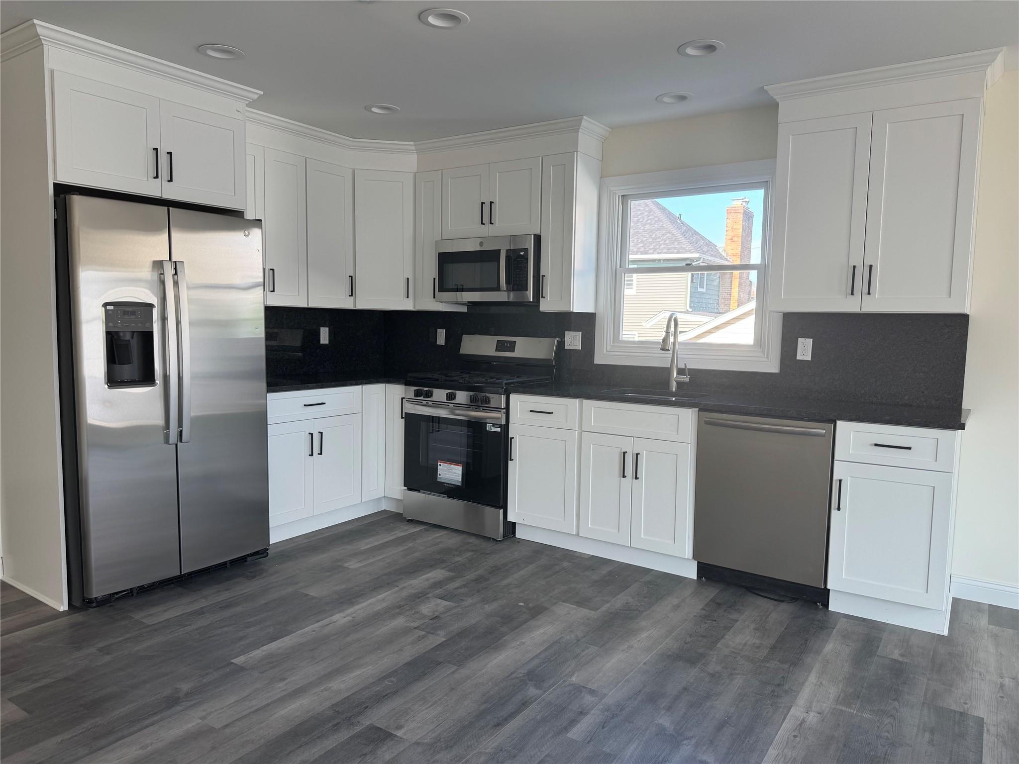 #4 photo, 102B Elm Avenue, Glen Cove , NY 11542