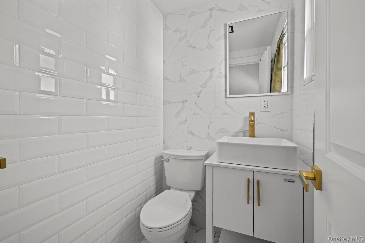 #19 photo, 916 Clarence Avenue, Bronx , NY 10465