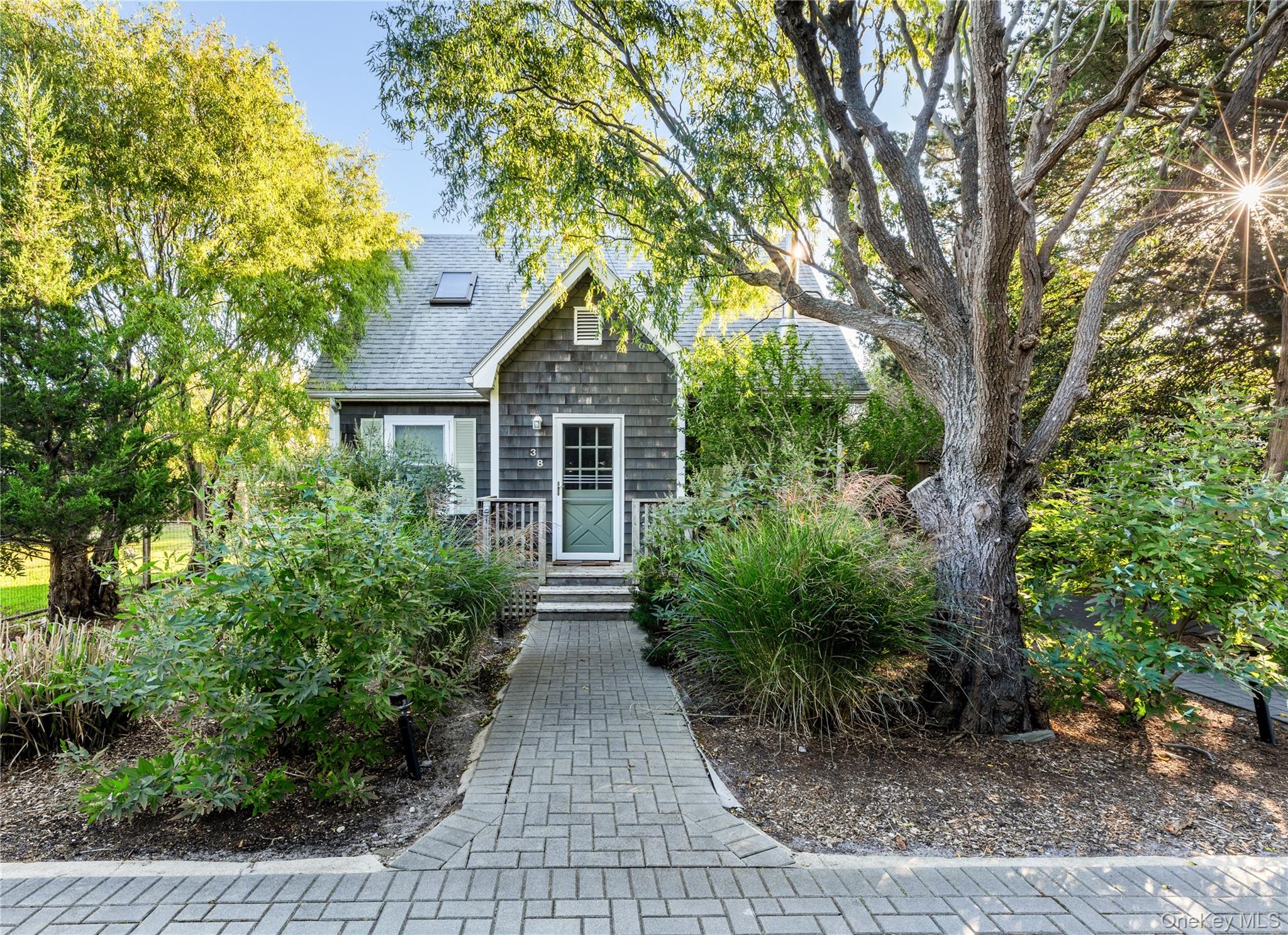 #1 photo, 38 Homesite Avenue, サフォーク郡 Seaview , NY 11770