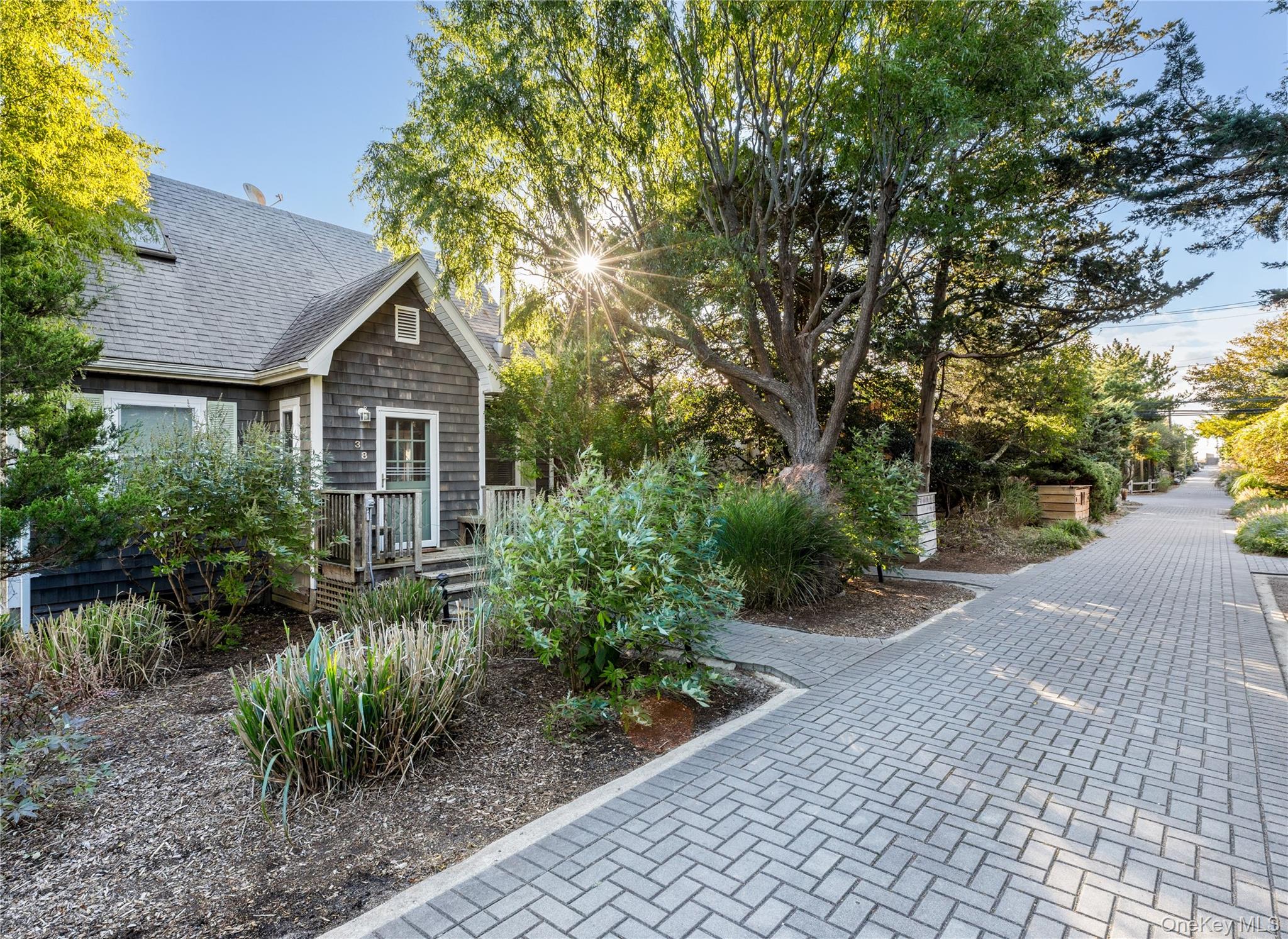 #2 photo, 38 Homesite Avenue, サフォーク郡 Seaview , NY 11770