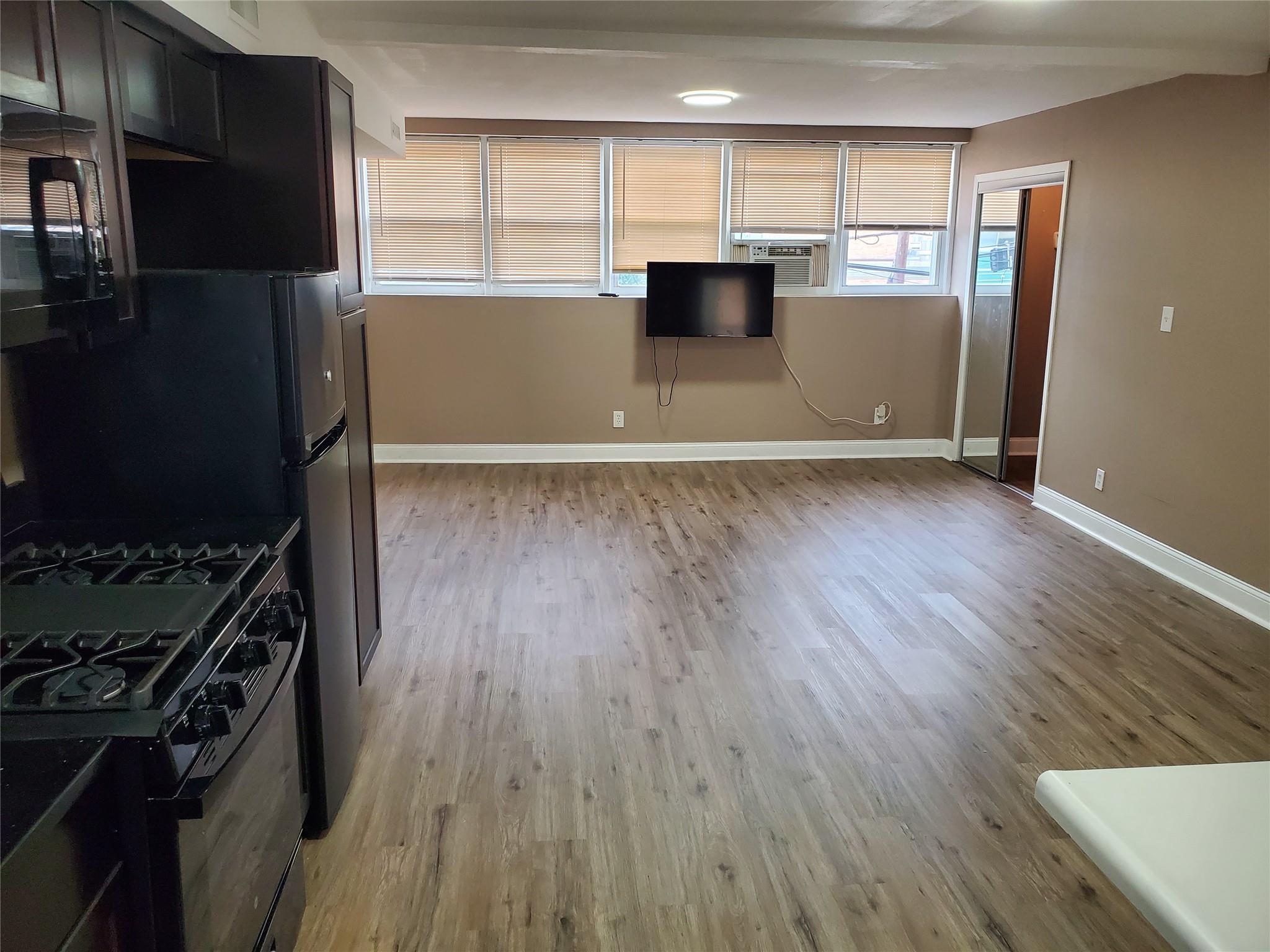 #1 photo, 524 Merrick Road, नासाउ काउंटी Lynbrook , NY 11563