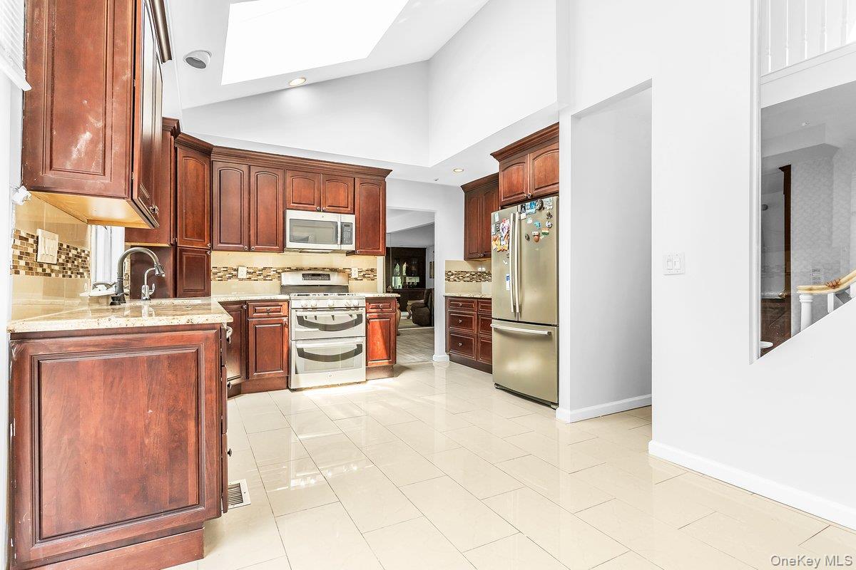 #13 photo, 83 The Dell, Searingtown , NY 11507