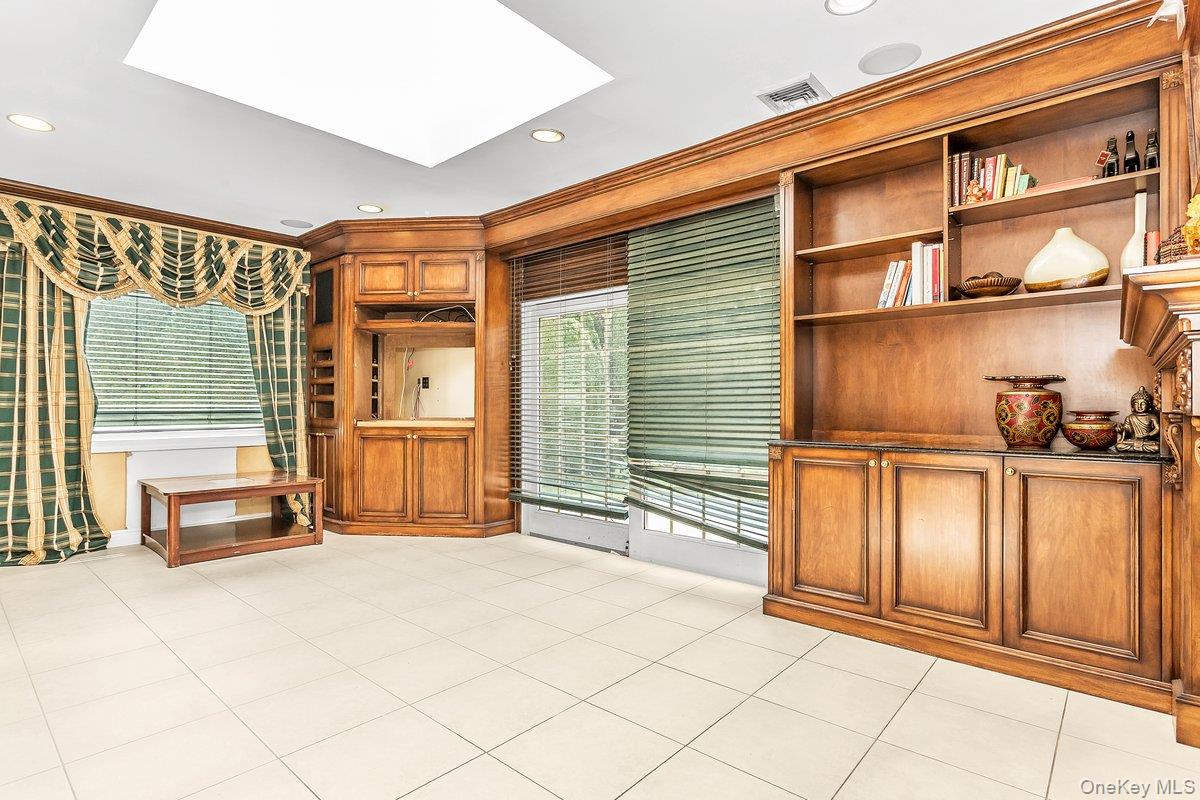 #17 photo, 83 The Dell, Searingtown , NY 11507