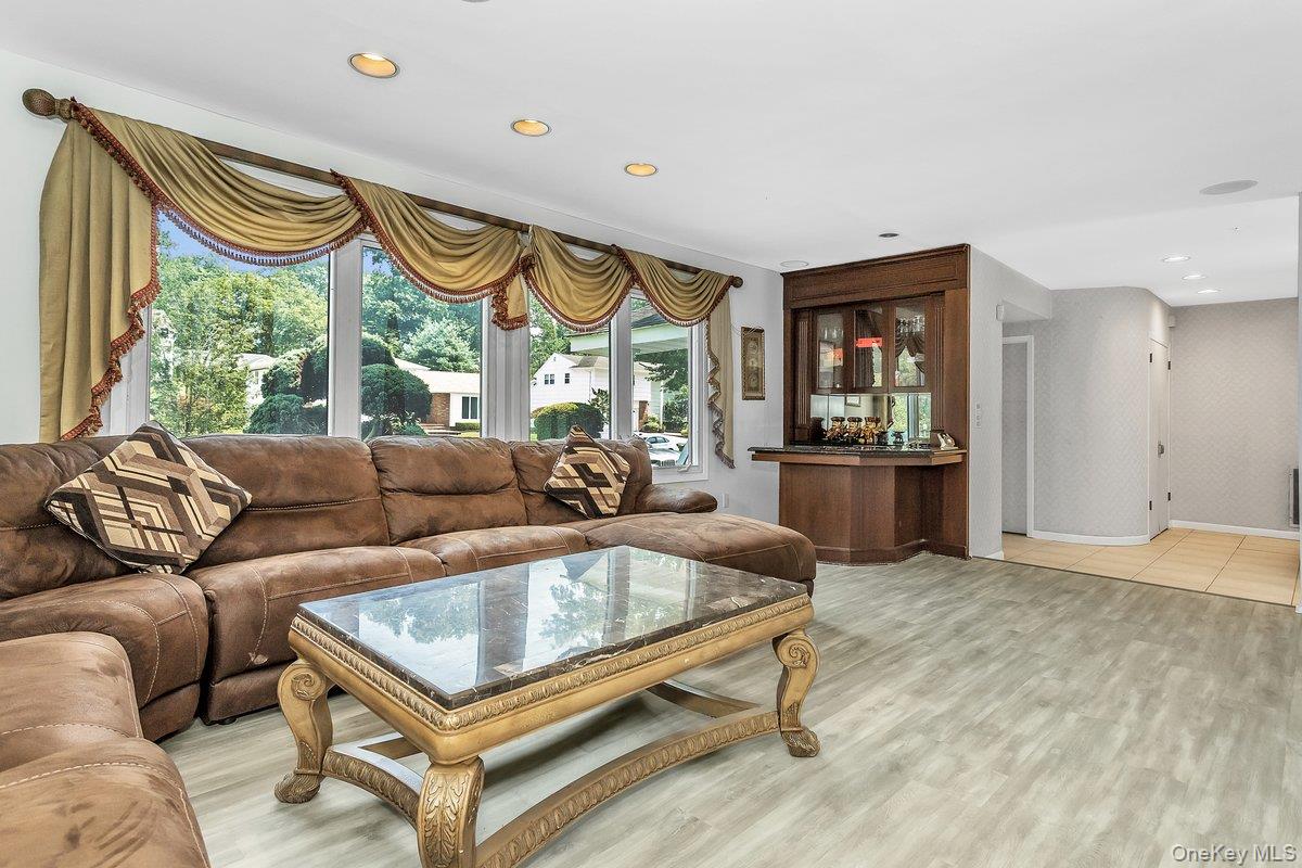 #7 photo, 83 The Dell, Searingtown , NY 11507