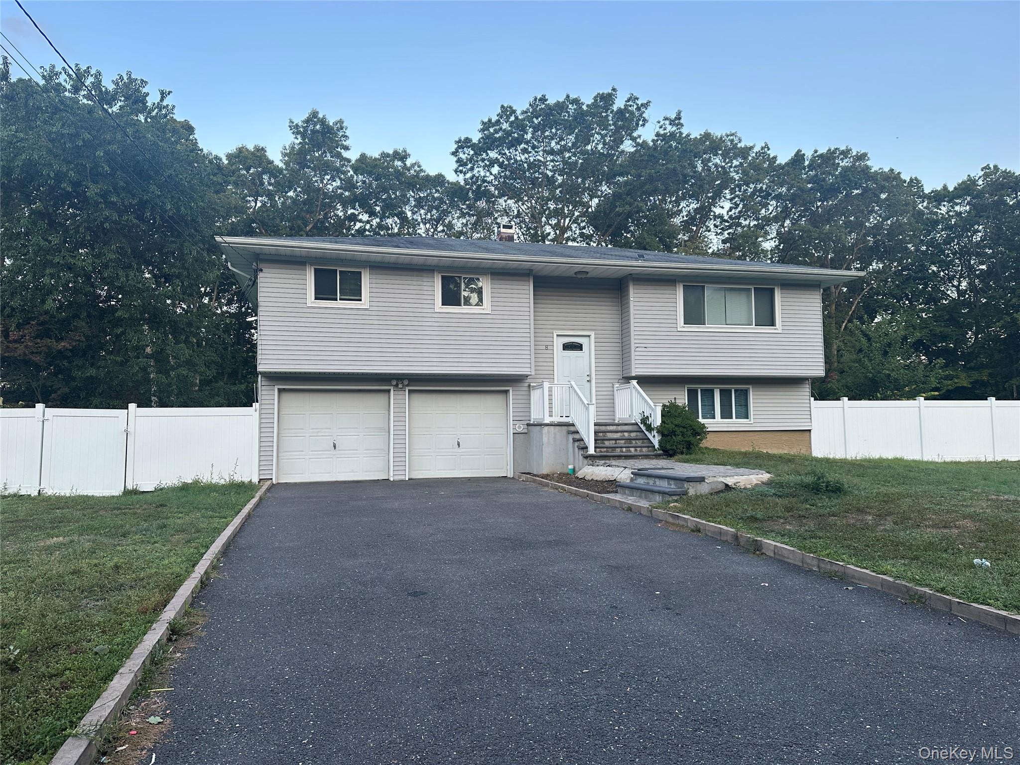 #1 photo, 8 Maryanne Avenue, サフォーク郡 Port Jefferson Station , NY 11776