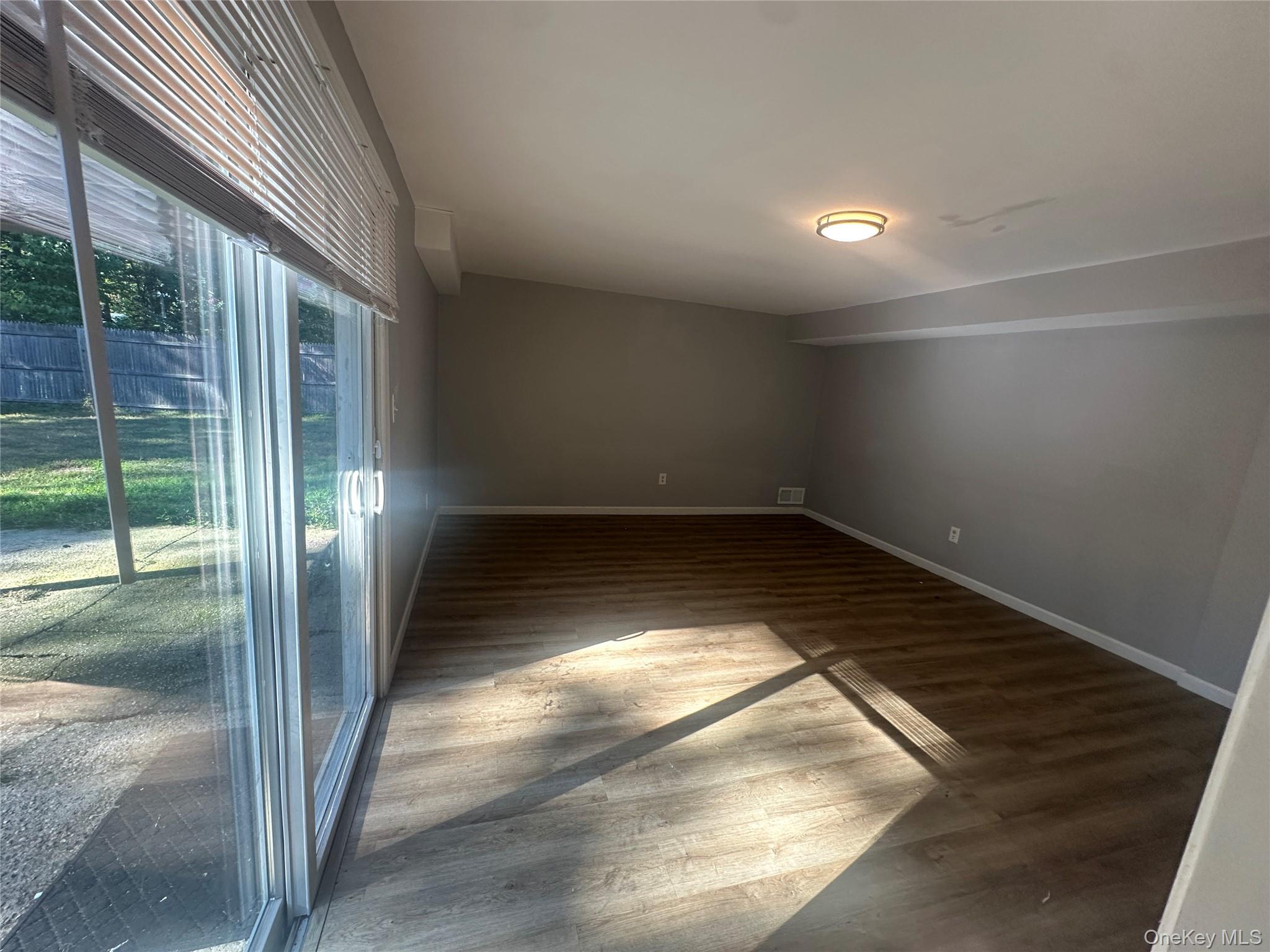 #12 photo, 8 Maryanne Avenue, サフォーク郡 Port Jefferson Station , NY 11776