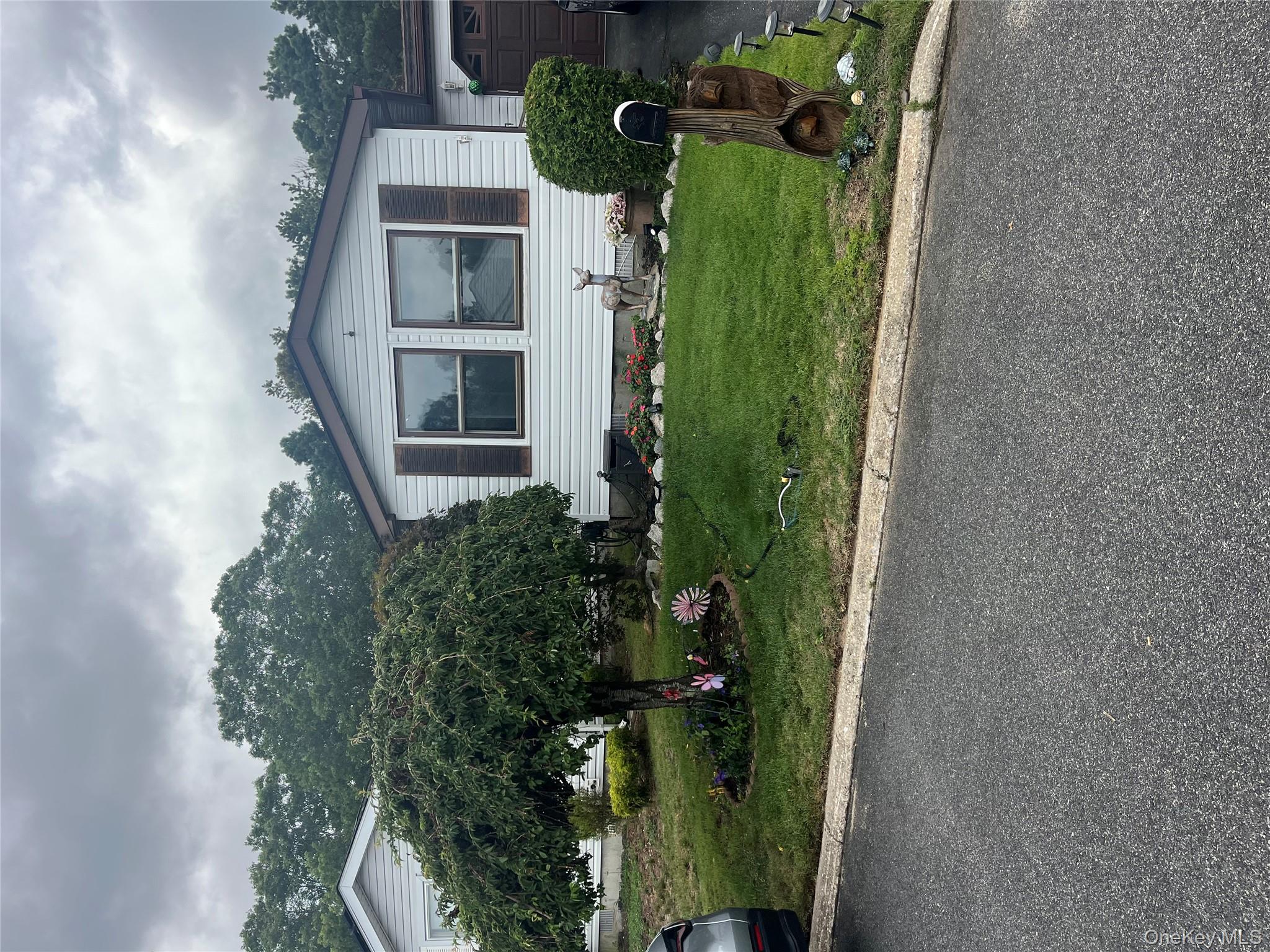 #1 photo, 93 Village Circle, サフォーク郡 Manorville , NY 11949