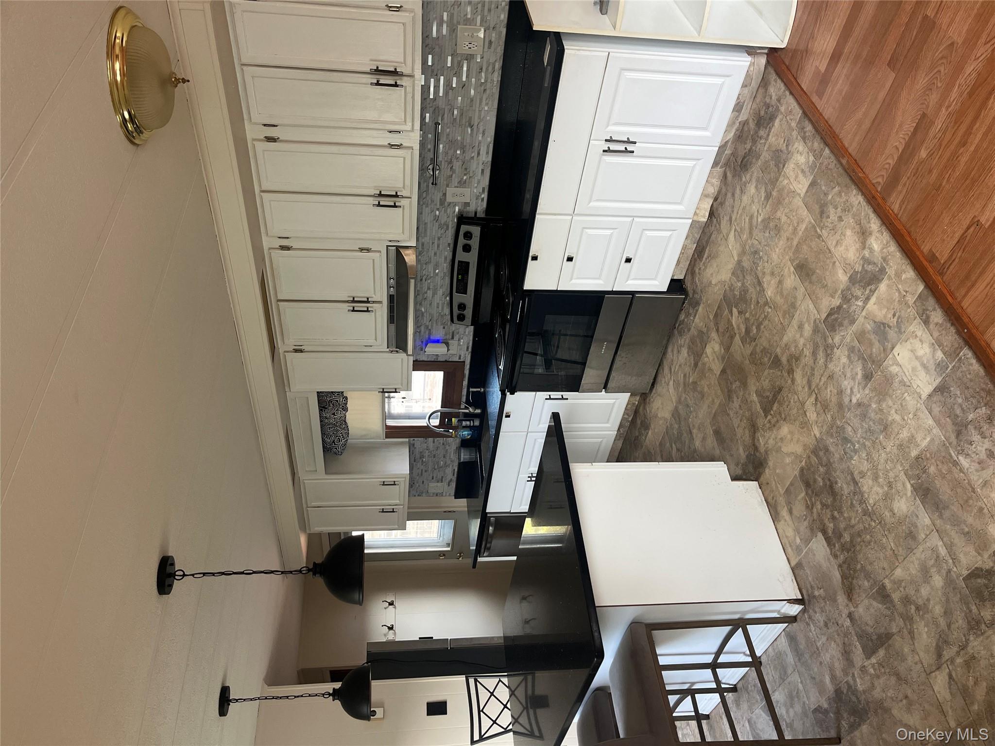 #4 photo, 93 Village Circle, サフォーク郡 Manorville , NY 11949