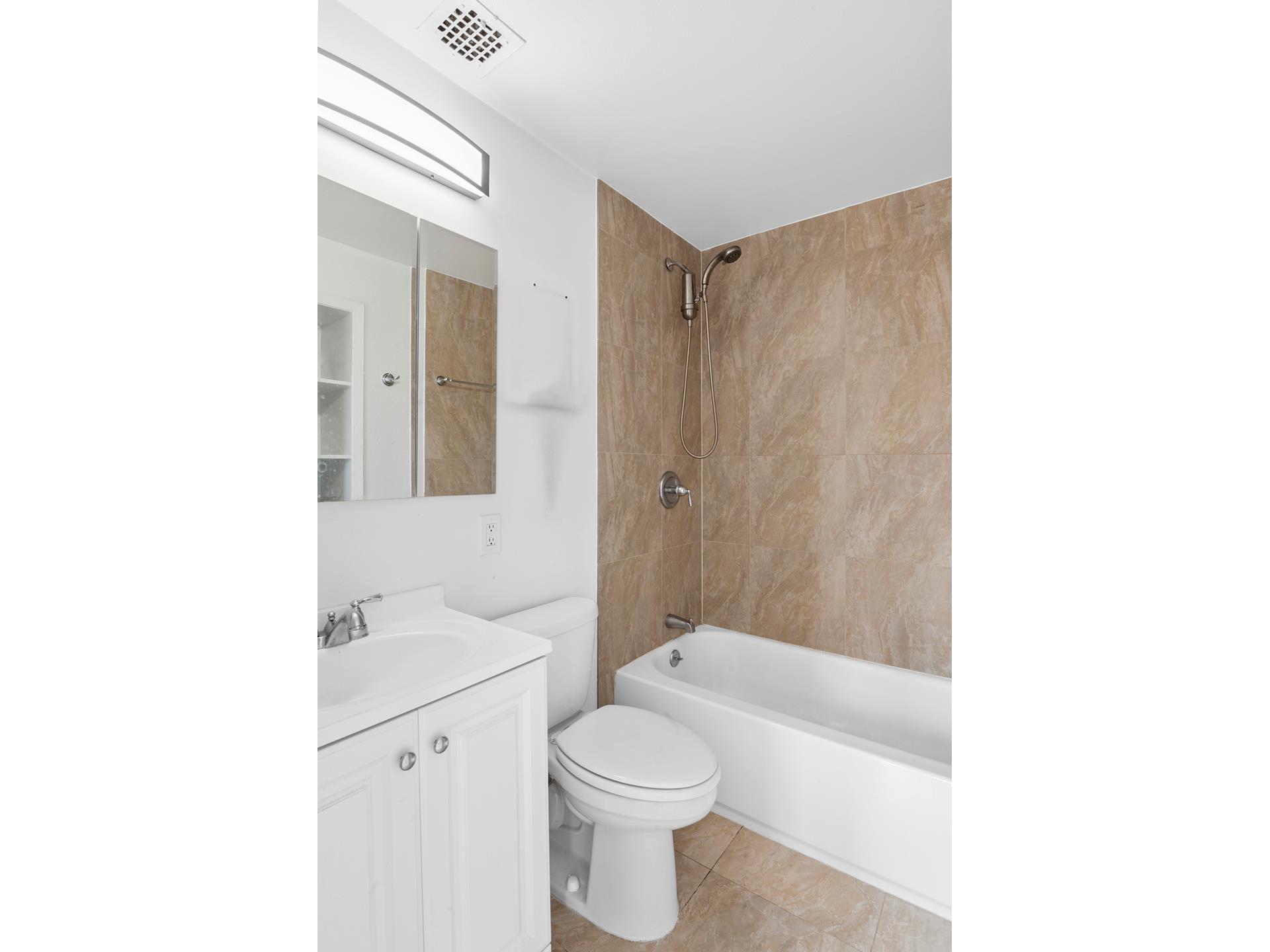 #17 photo, 104 W 70TH Street, マンハッタン Lincoln Square , NY 10023