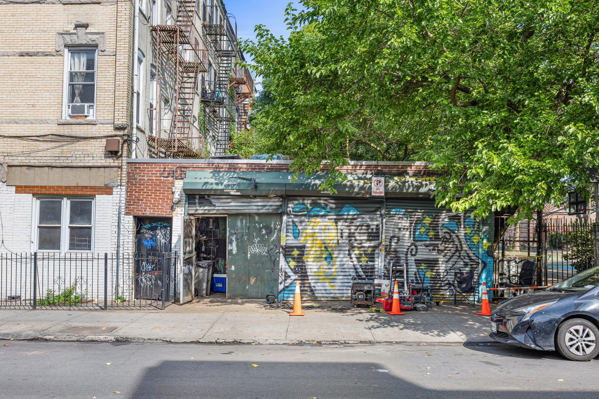 #18 photo, 657 Knickerbocker Avenue, Brooklyn , NY 11221