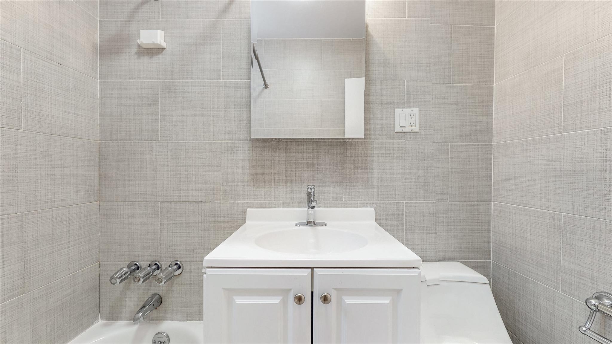 #13 photo, 67-30 Clyde St, クイーンズ区 Forest Hills , NY 11375