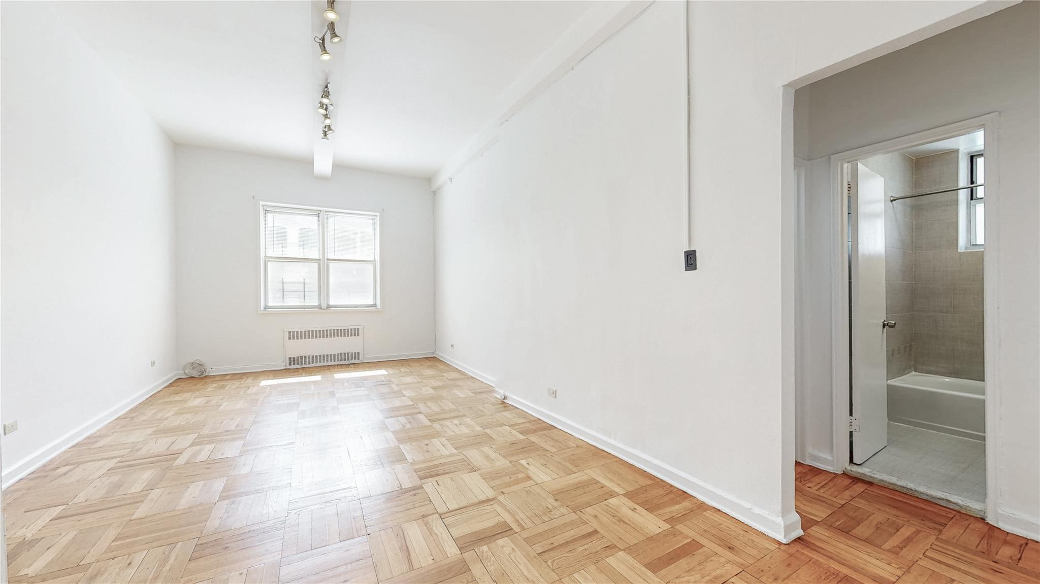 #2 photo, 67-30 Clyde St, クイーンズ区 Forest Hills , NY 11375